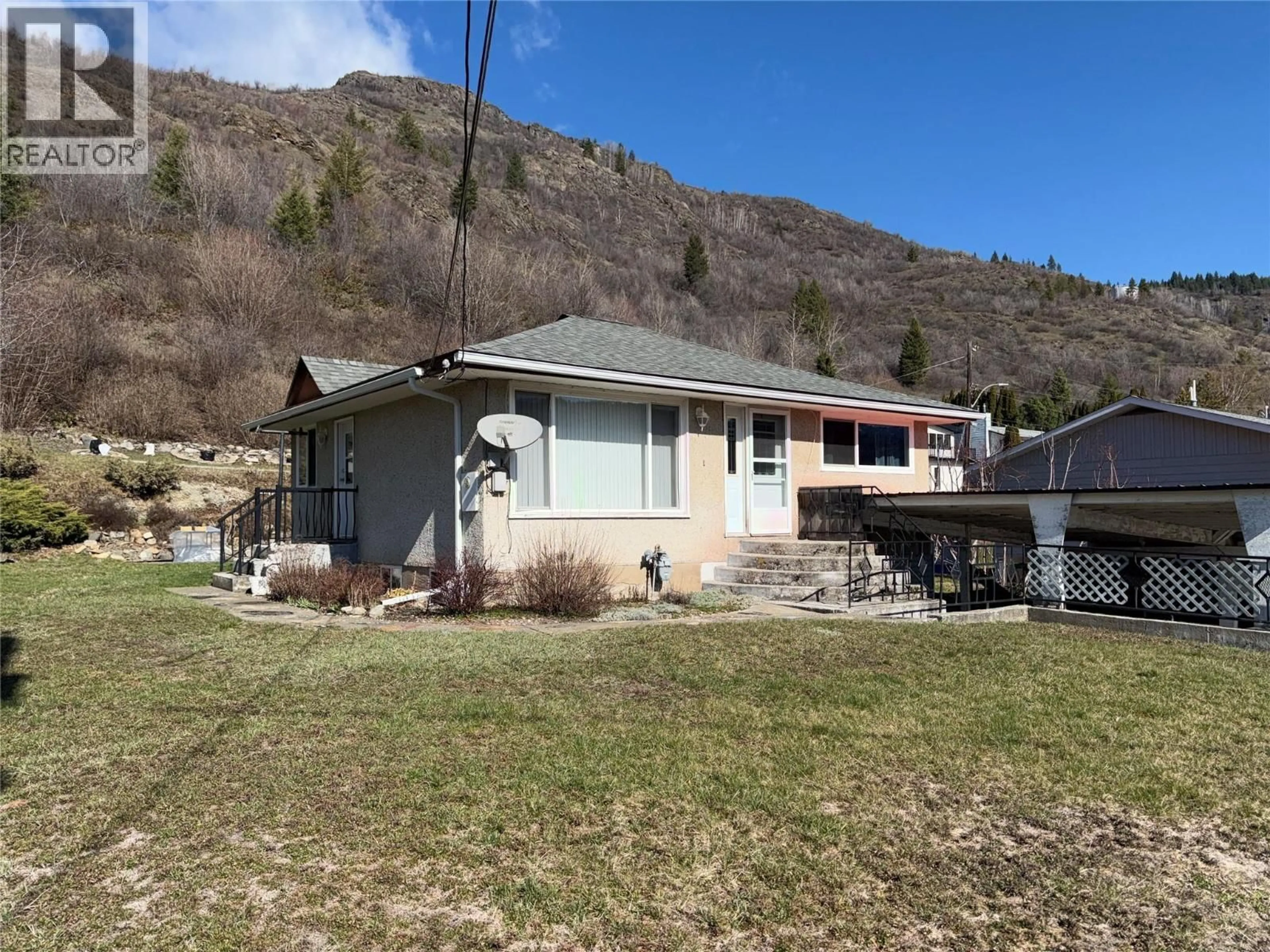 A pic from outside/outdoor area/front of a property/back of a property/a pic from drone, mountain view for 465 11TH AVENUE, Montrose British Columbia V0G1P0