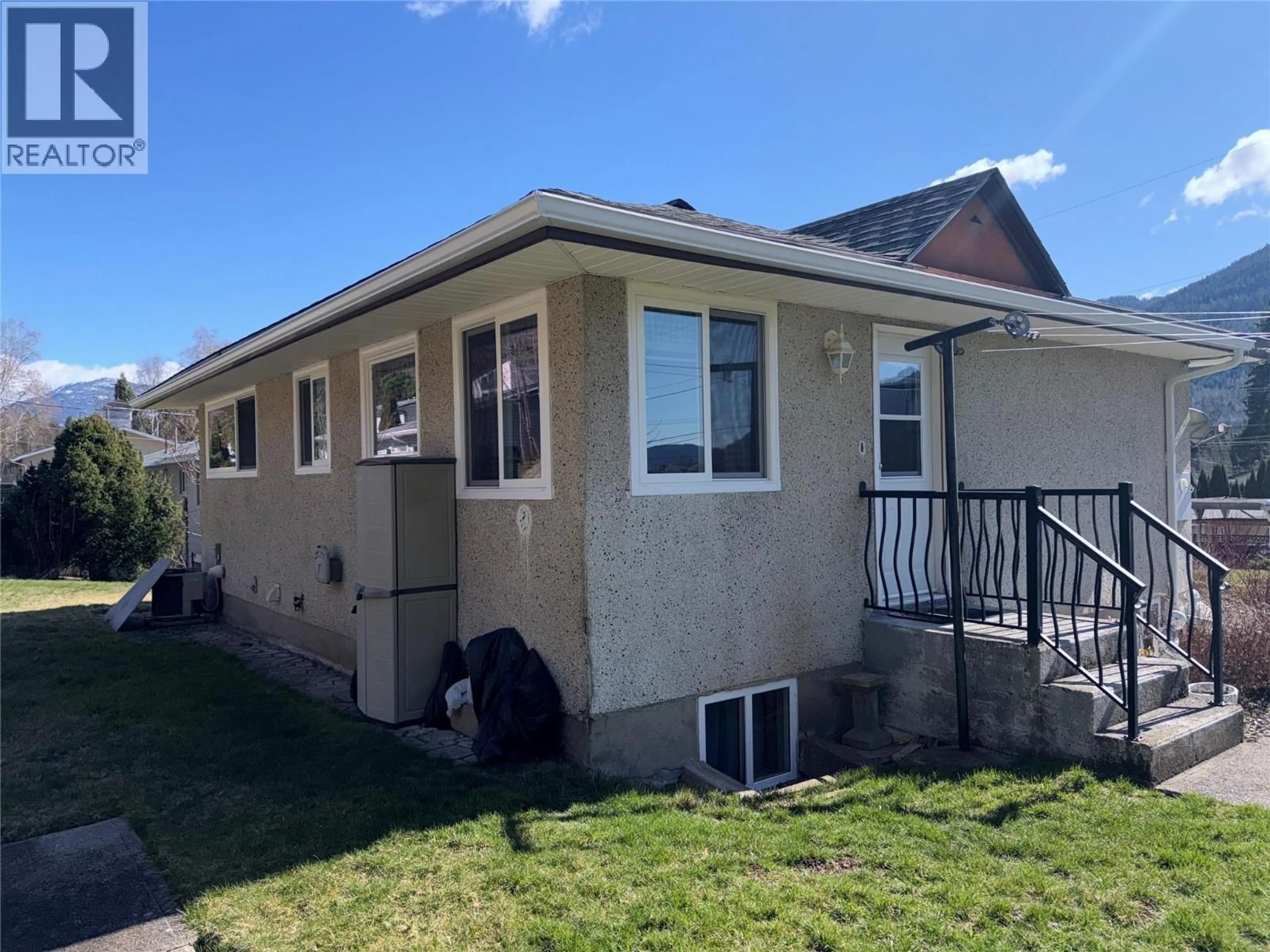 Home with vinyl exterior material, street for 465 11TH AVENUE, Montrose British Columbia V0G1P0