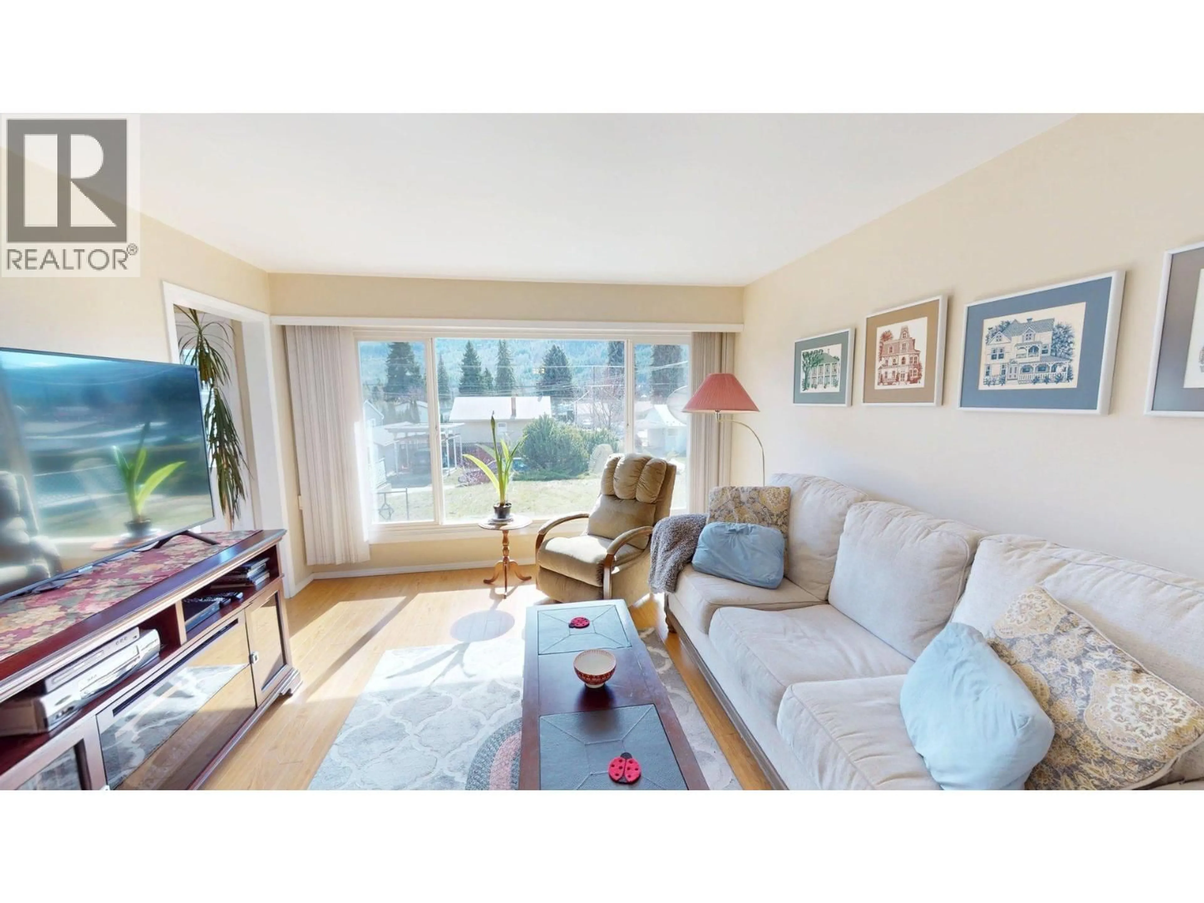Living room with furniture, wood/laminate floor for 465 11TH AVENUE, Montrose British Columbia V0G1P0