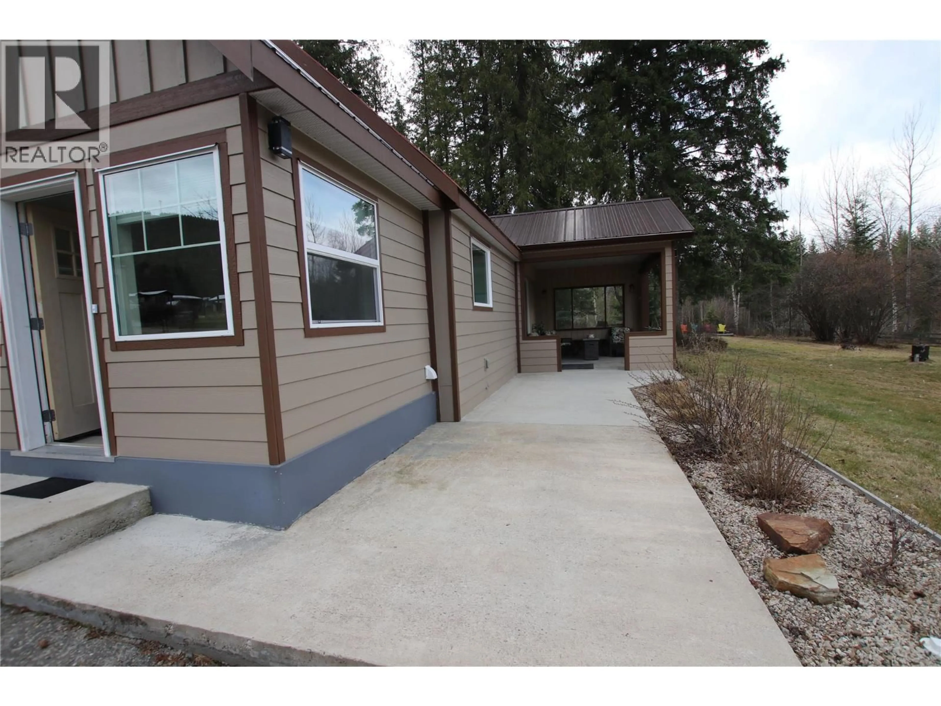 Home with vinyl exterior material, unknown for 413 WILLOW STREET, Fauquier British Columbia V0G1K0