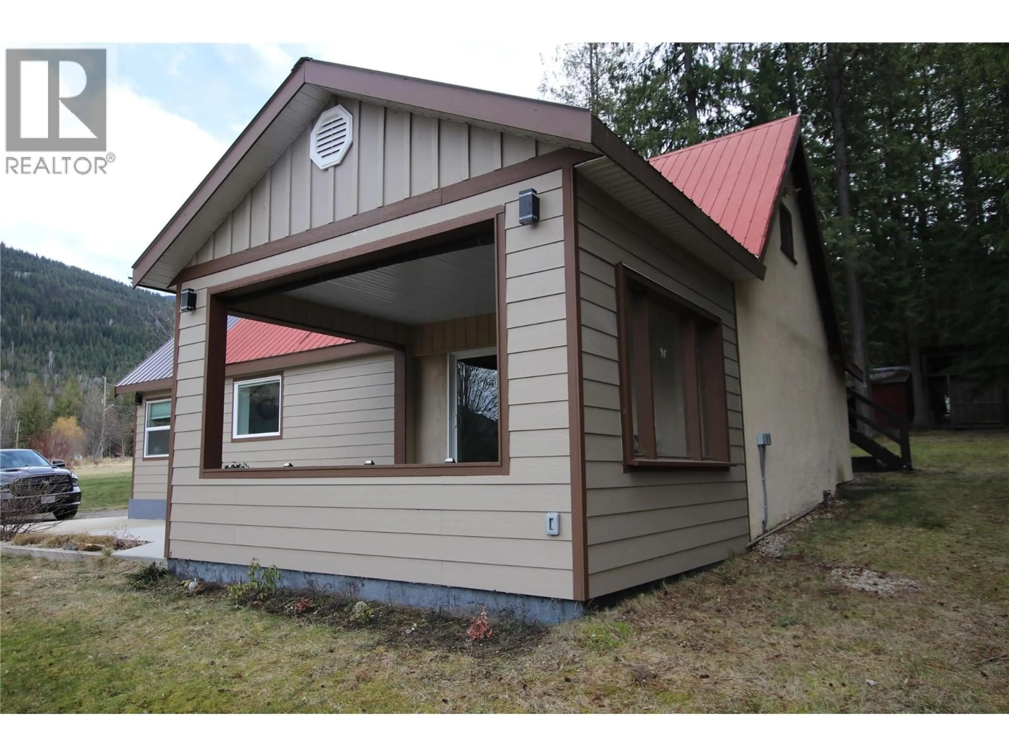 Home with vinyl exterior material, building for 413 WILLOW STREET, Fauquier British Columbia V0G1K0