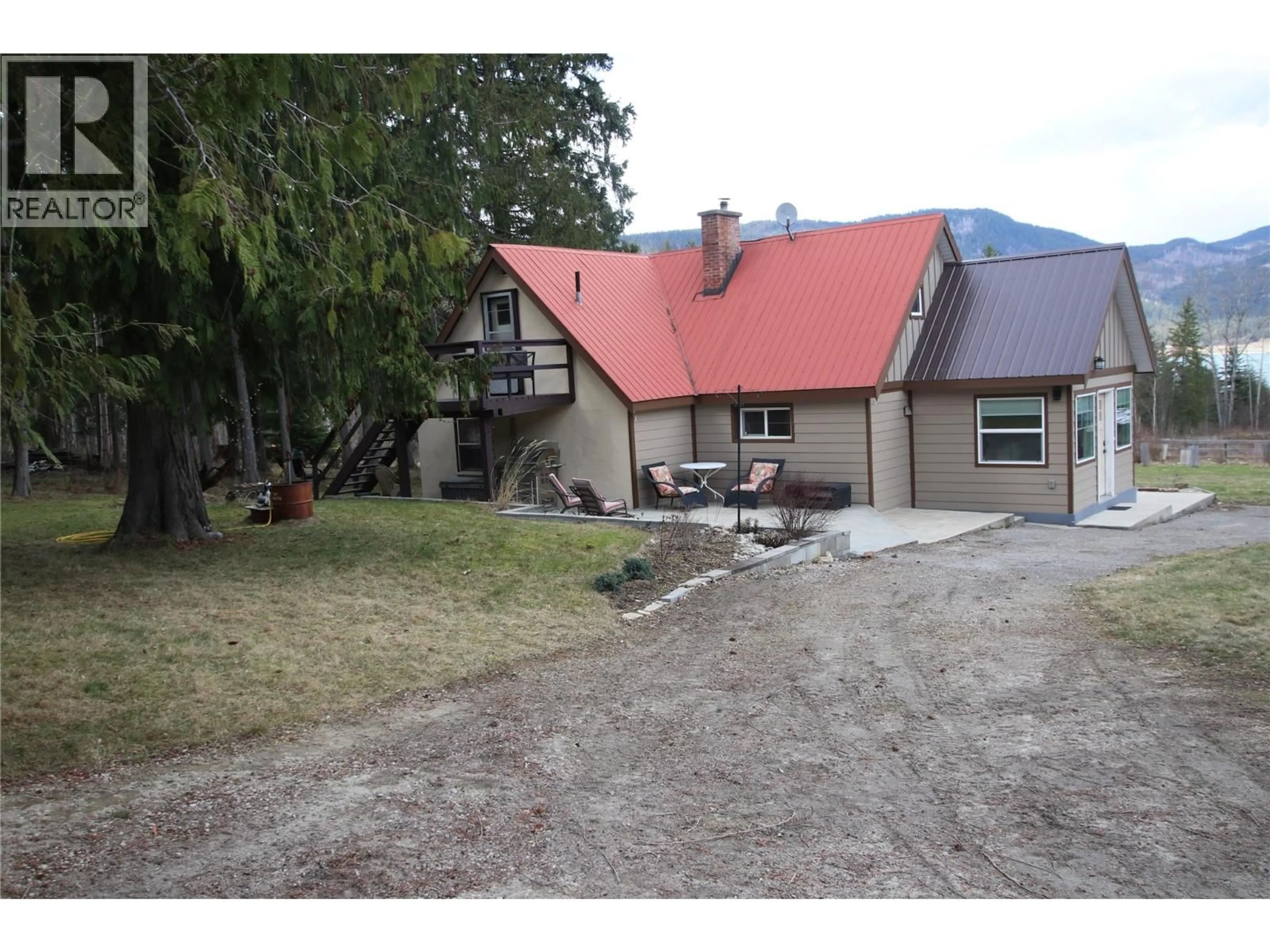 A pic from outside/outdoor area/front of a property/back of a property/a pic from drone, unknown for 413 WILLOW STREET, Fauquier British Columbia V0G1K0