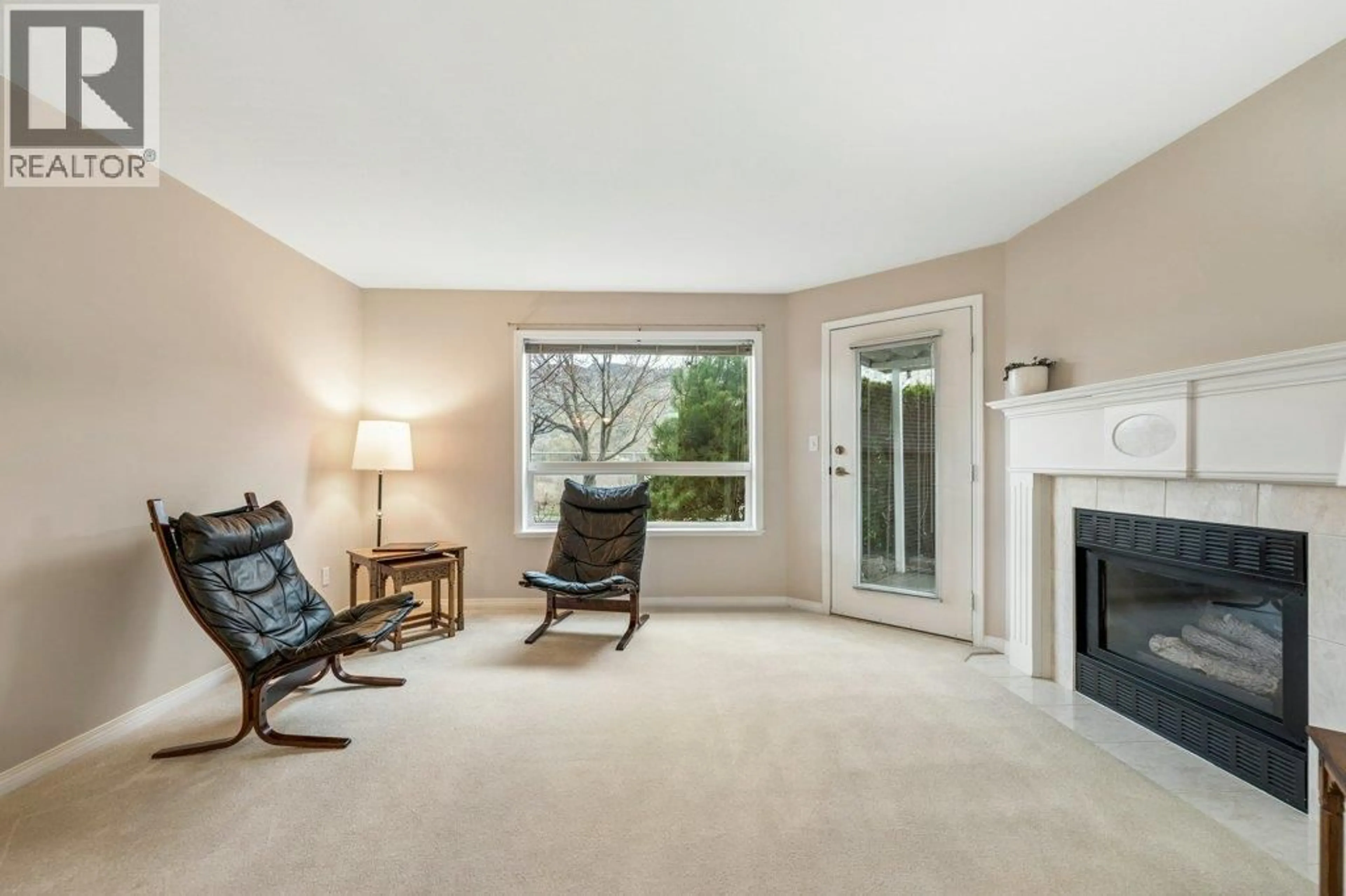 Living room with furniture, carpet floor for 4 - 6514 MEADOWS DRIVE, Oliver British Columbia V0H1T3