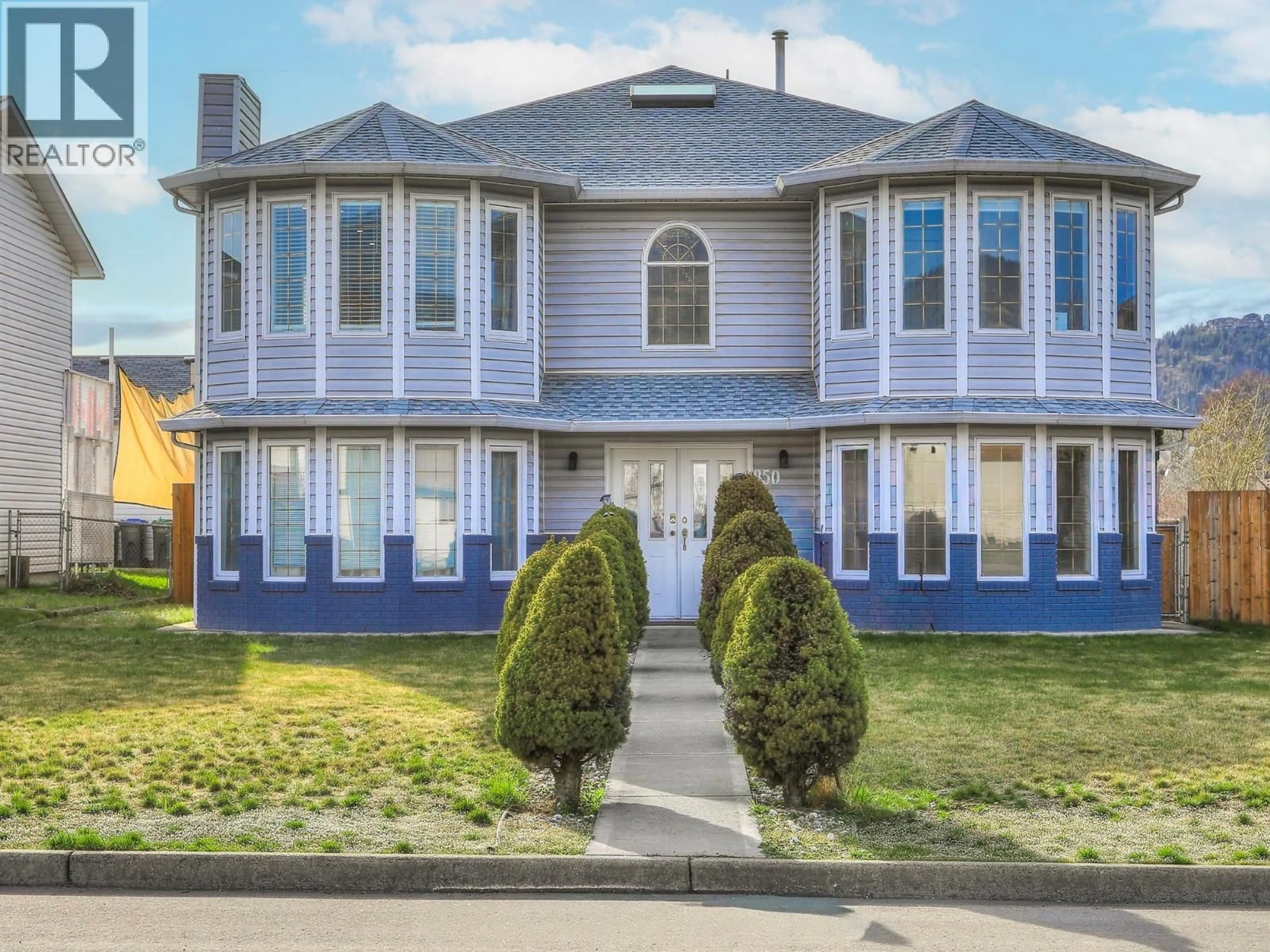 Home with vinyl exterior material, street for 850 HOLLYWOOD ROAD NORTH, Kelowna British Columbia V1X5Y7