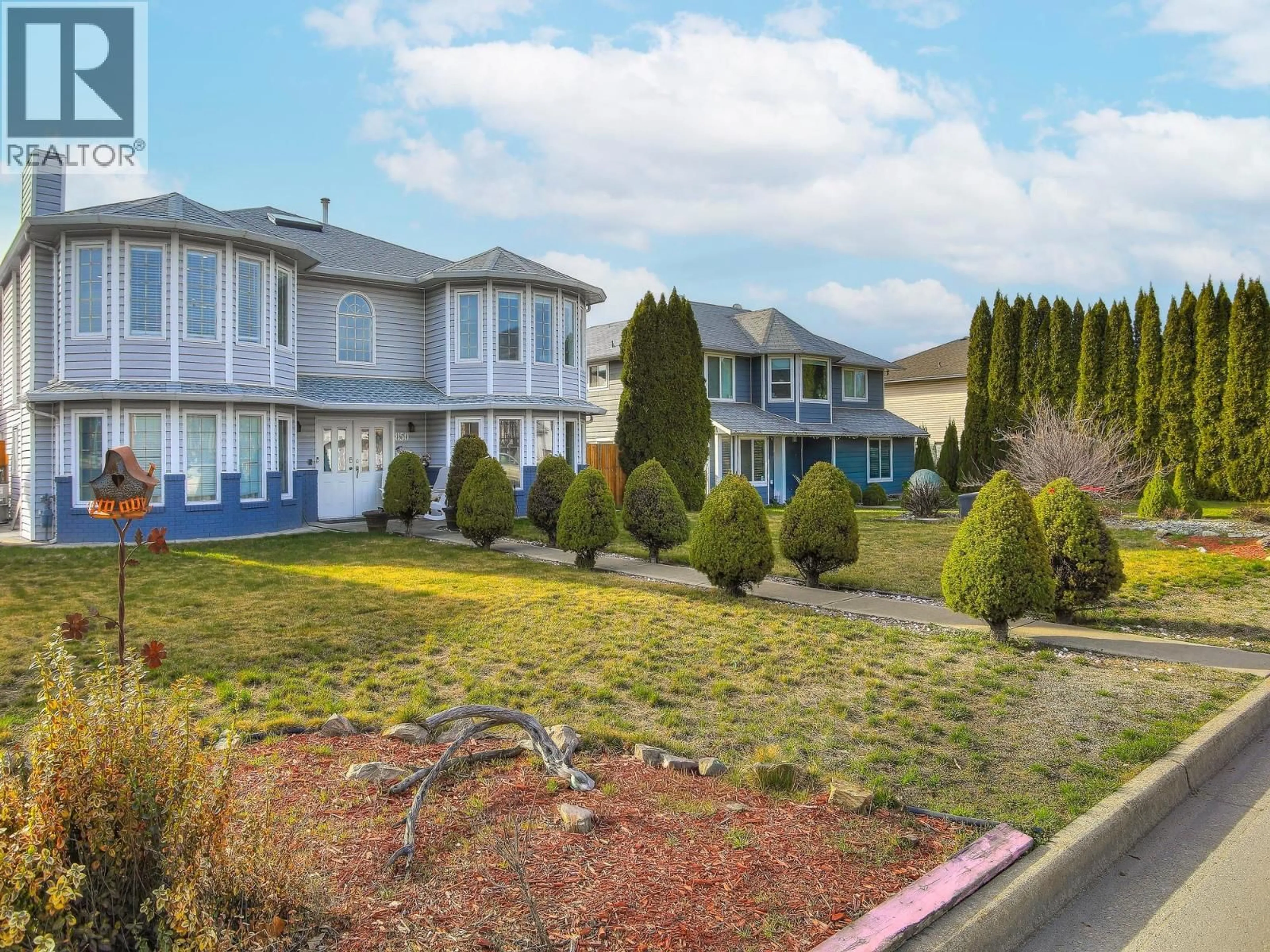 A pic from outside/outdoor area/front of a property/back of a property/a pic from drone, unknown for 850 HOLLYWOOD ROAD NORTH, Kelowna British Columbia V1X5Y7