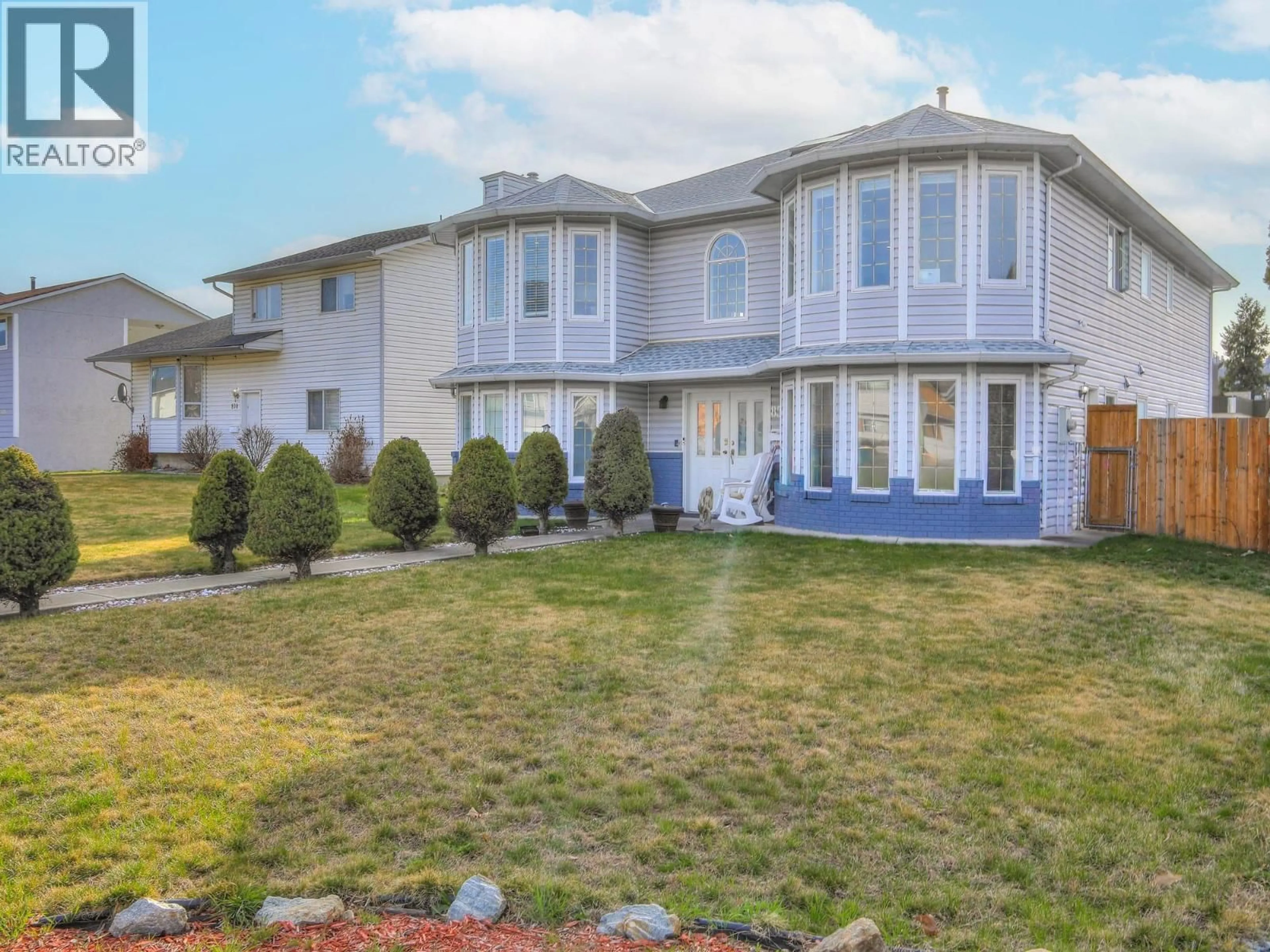 Home with vinyl exterior material, street for 850 HOLLYWOOD ROAD NORTH, Kelowna British Columbia V1X5Y7