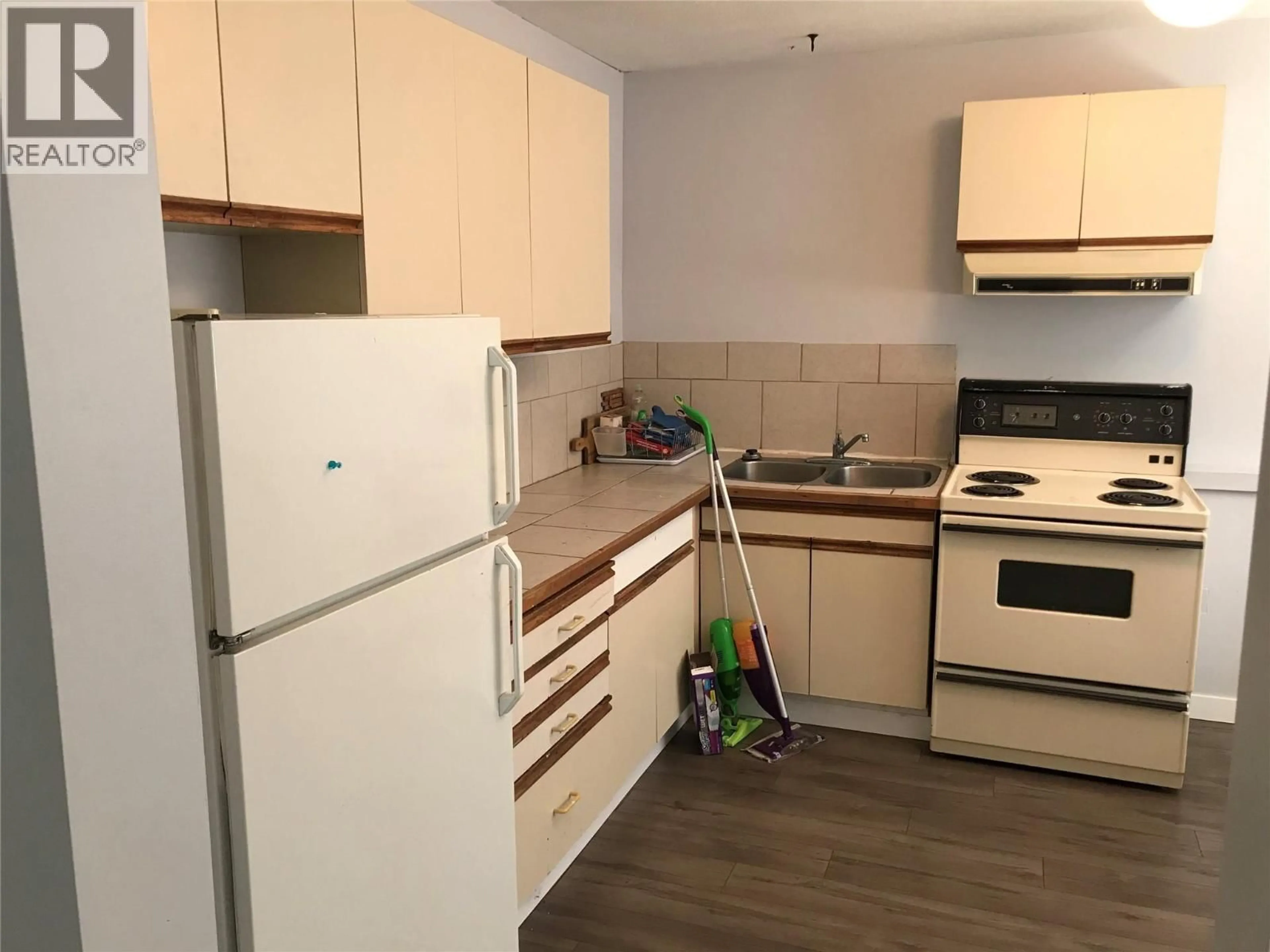 Standard kitchen, unknown for 2110/2112 ETHEL STREET, Kelowna British Columbia V1Y2Z8