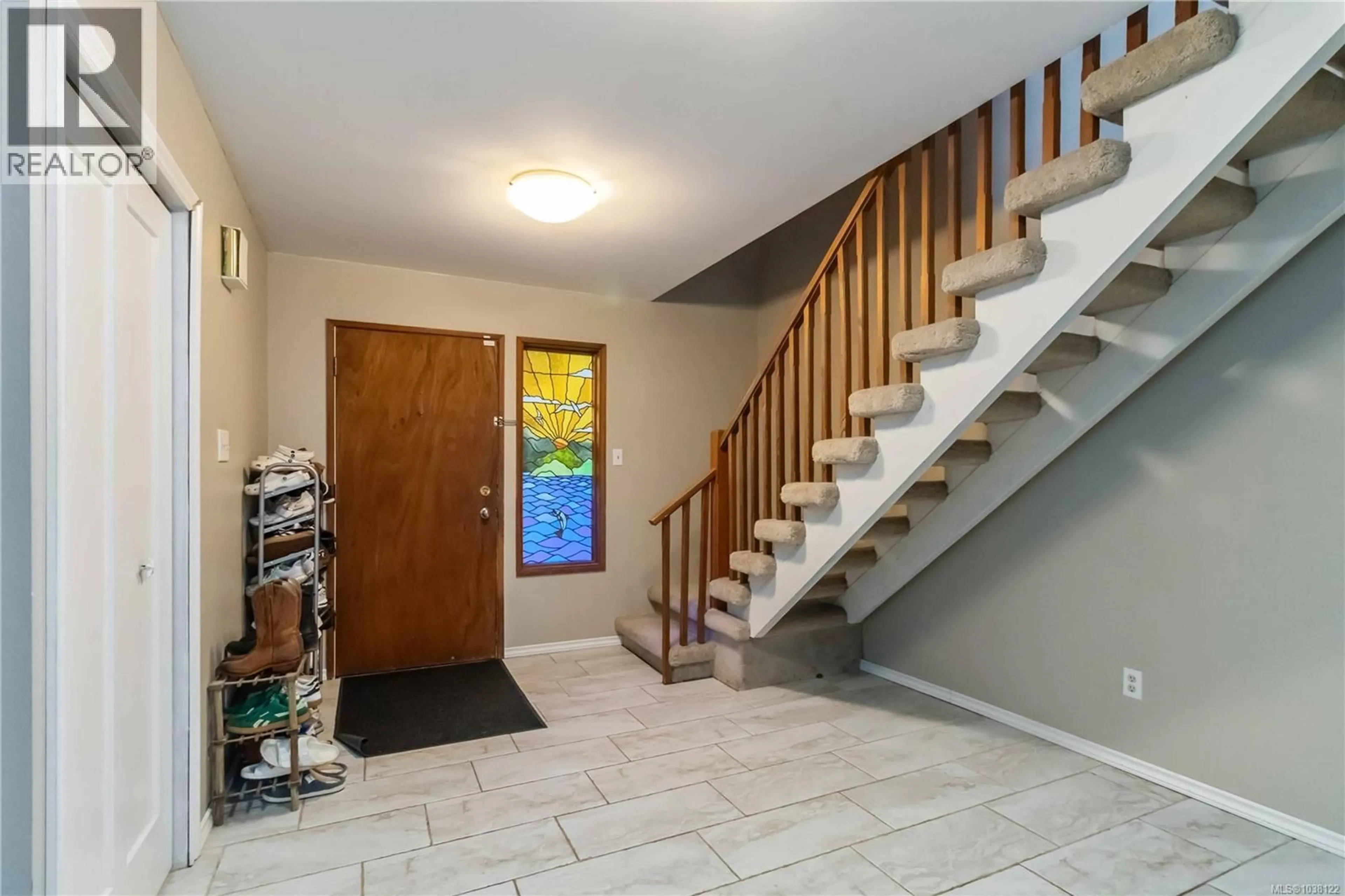 Indoor entryway for 2753 ARBUTUS ROAD, Saanich British Columbia V8N5X7