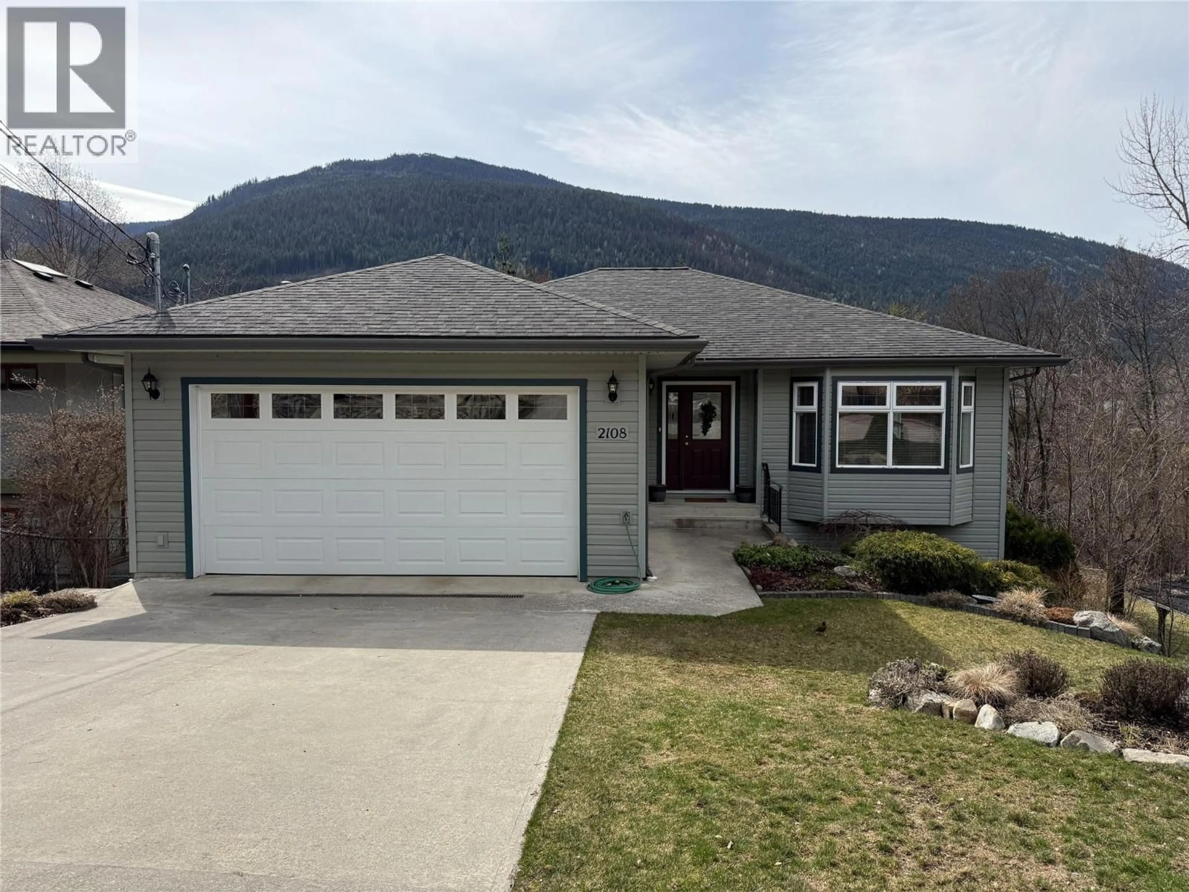 Home with vinyl exterior material, mountain view for 2108 FALLS STREET, Nelson British Columbia V1L1K4