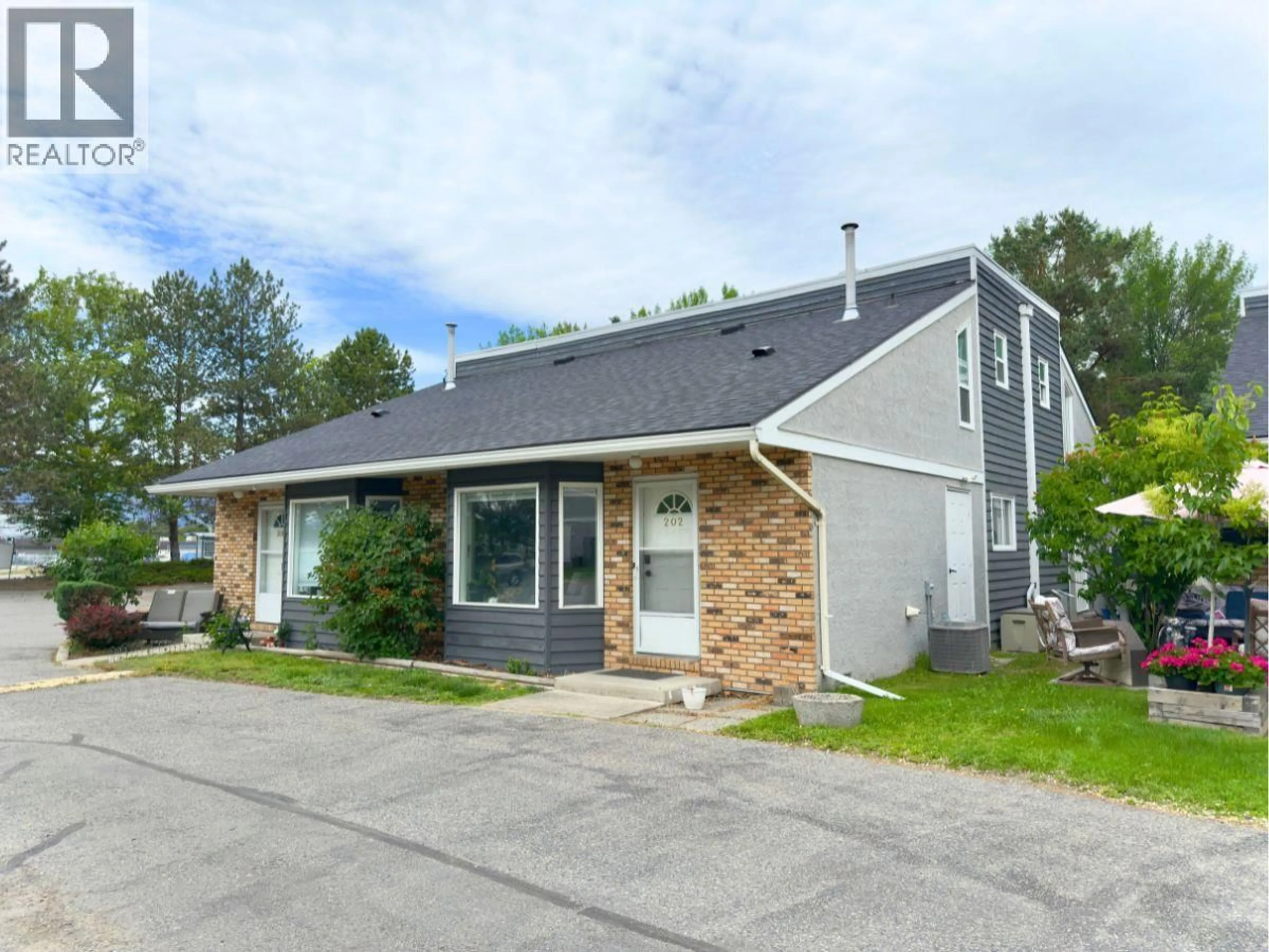 Home with vinyl exterior material, street for 202 - 3155 GORDON DRIVE, Kelowna British Columbia V1W3N5