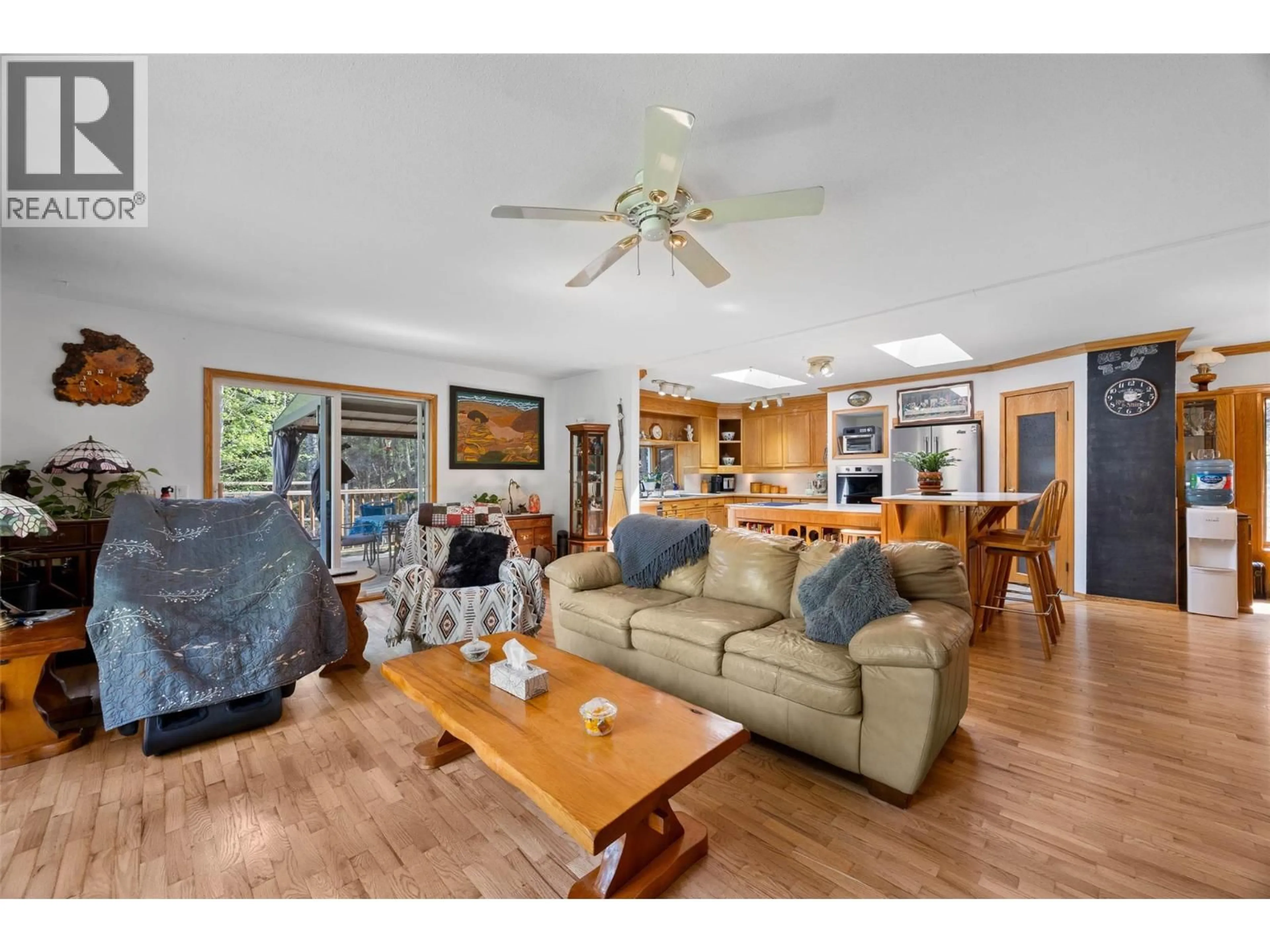 Living room with furniture, wood/laminate floor for 9792 MEADOW ROAD, Kamloops British Columbia V0K2J0