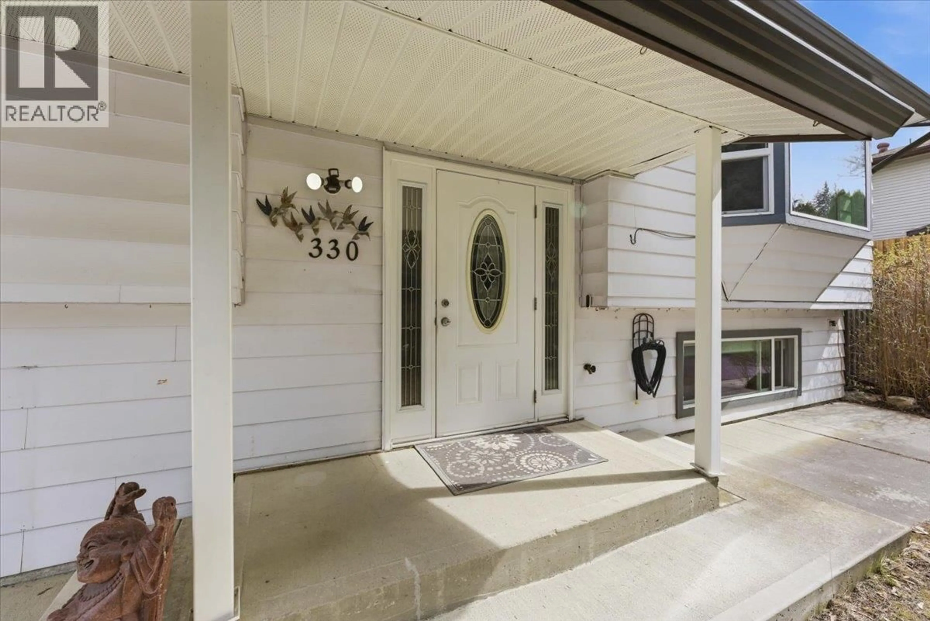 Indoor entryway for 330 27 STREET NORTHEAST, Salmon Arm British Columbia V1E2A2