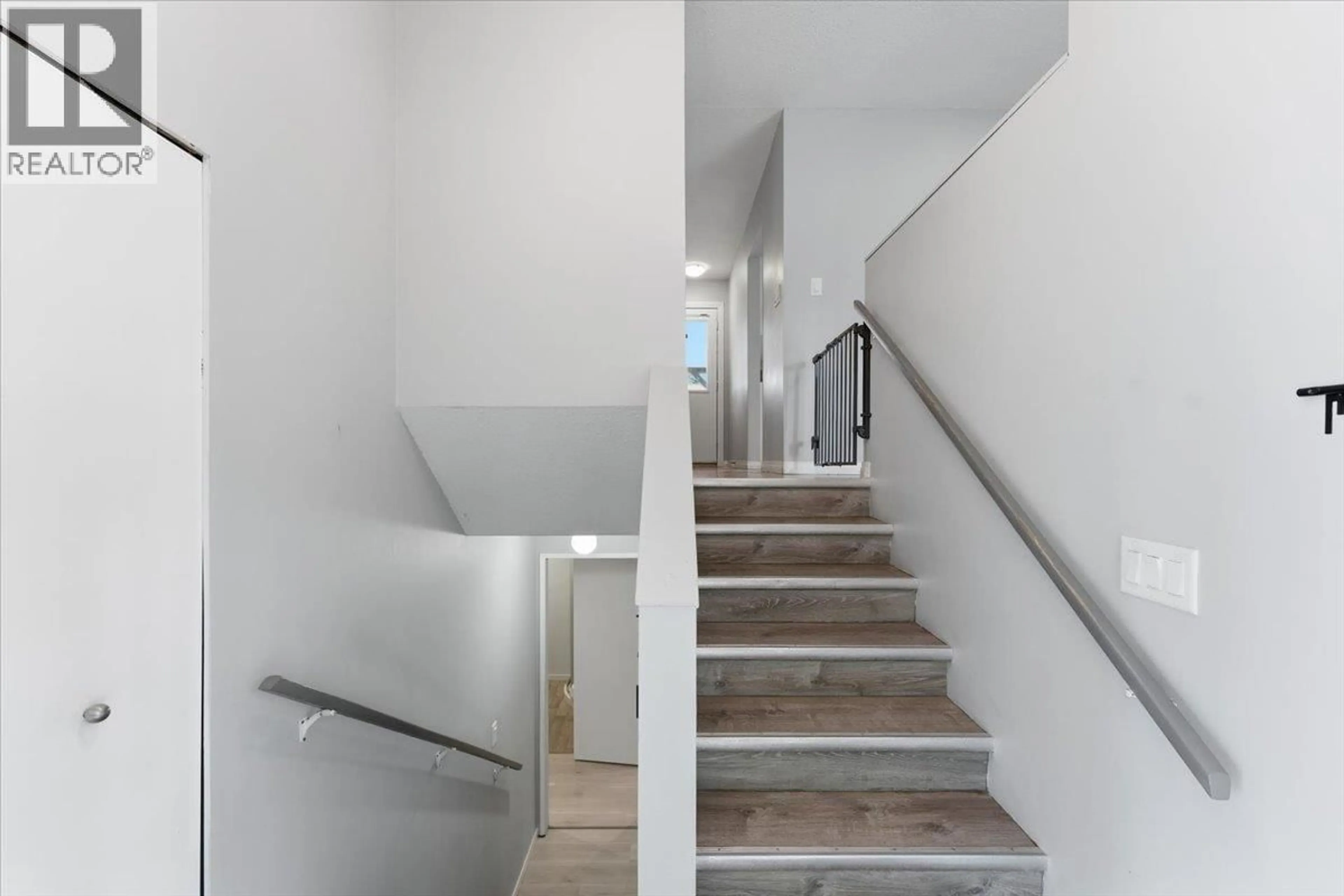 Stairs for 330 27 STREET NORTHEAST, Salmon Arm British Columbia V1E2A2