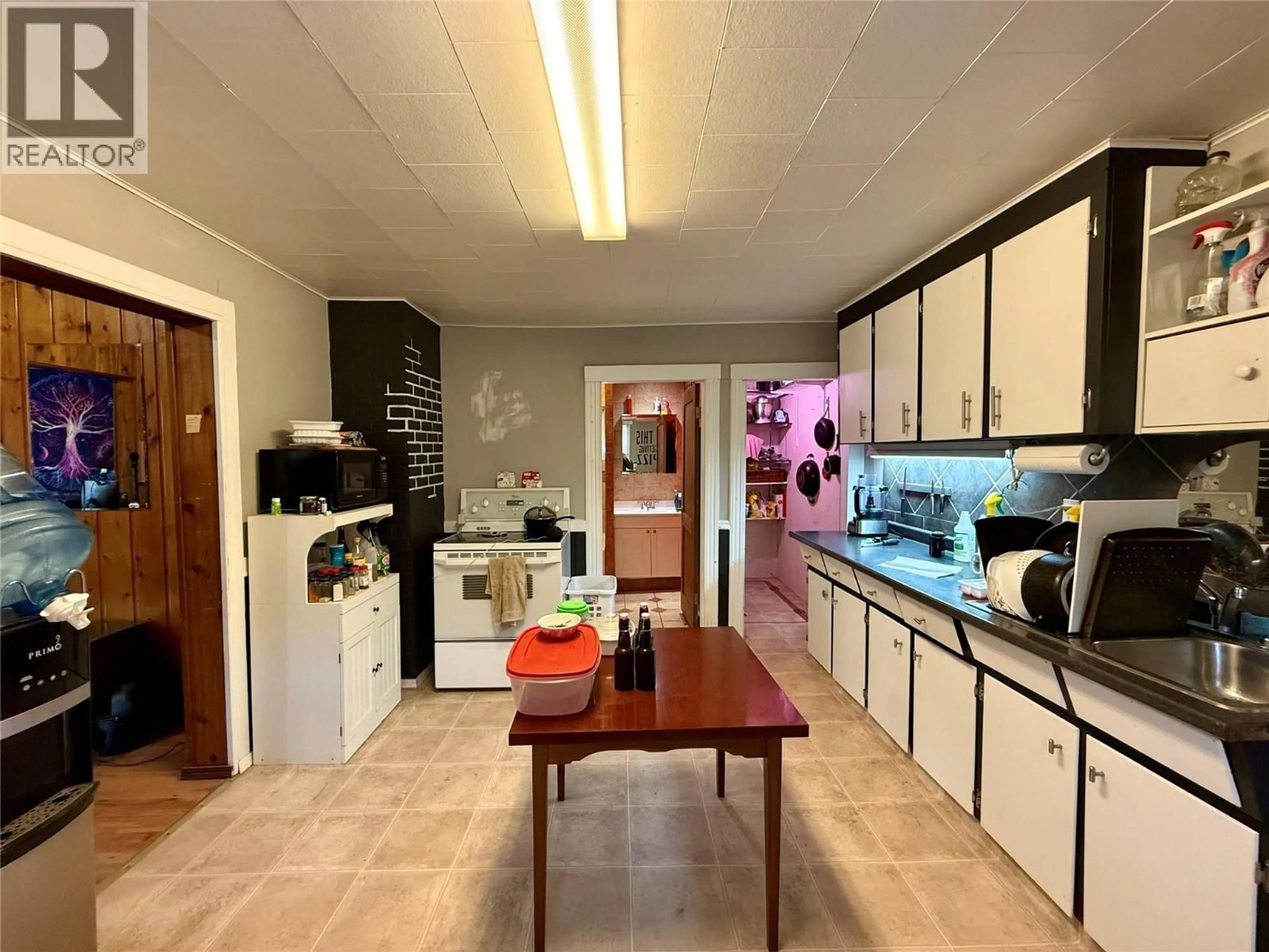 Kitchen with laundary machines, unknown for 201 6TH AVENUE SOUTH, Cranbrook British Columbia V1C2H7