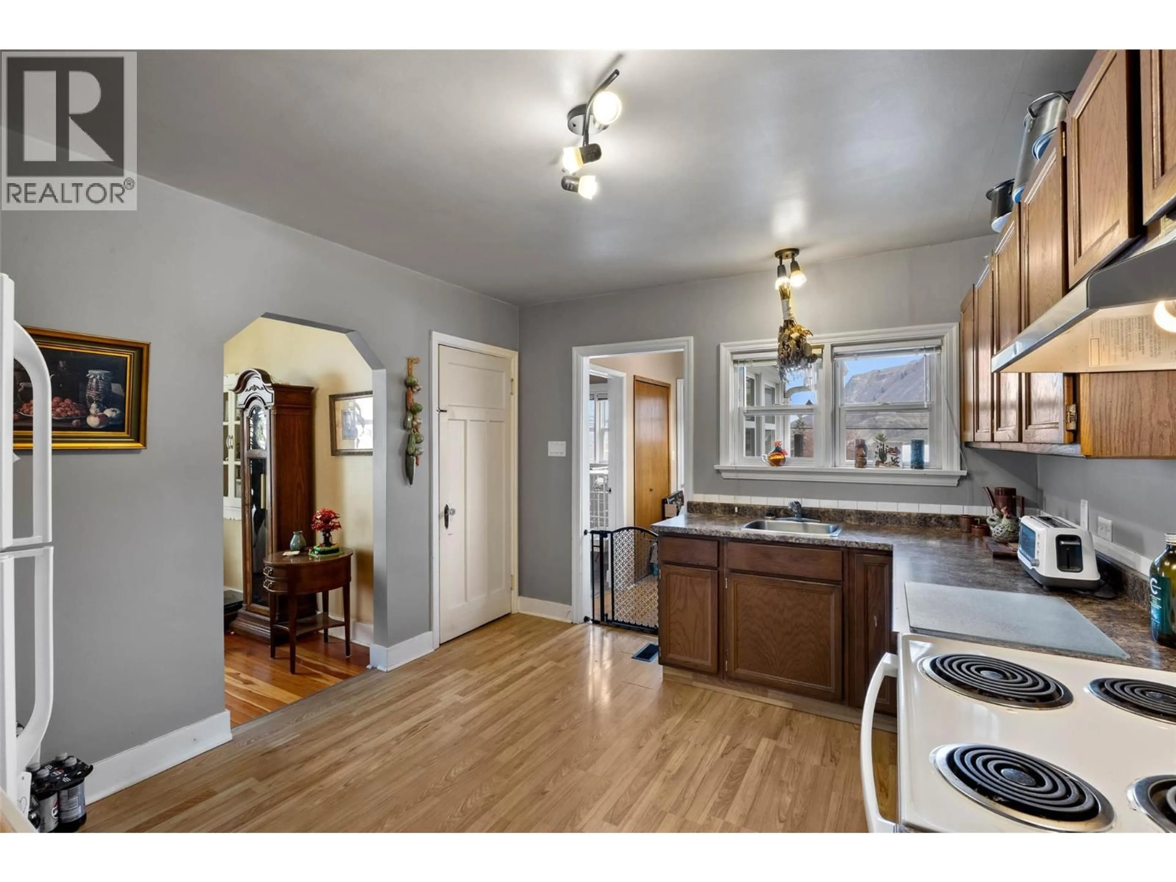 Open concept kitchen, wood/laminate floor for 1086 COLUMBIA STREET, Kamloops British Columbia V2C2W2