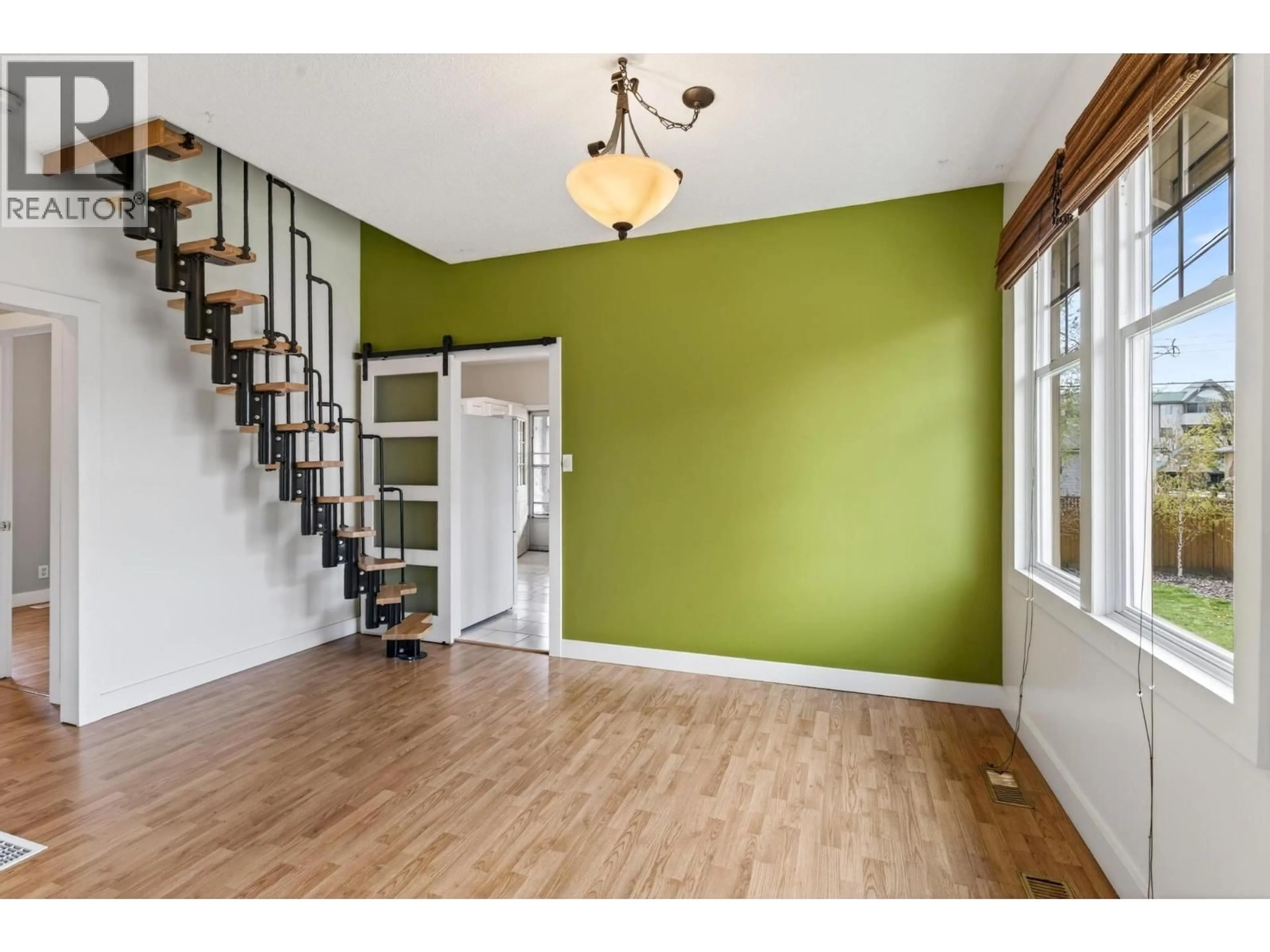 Indoor entryway for 815 LAWRENCE AVENUE, Kelowna British Columbia V1Y6M1