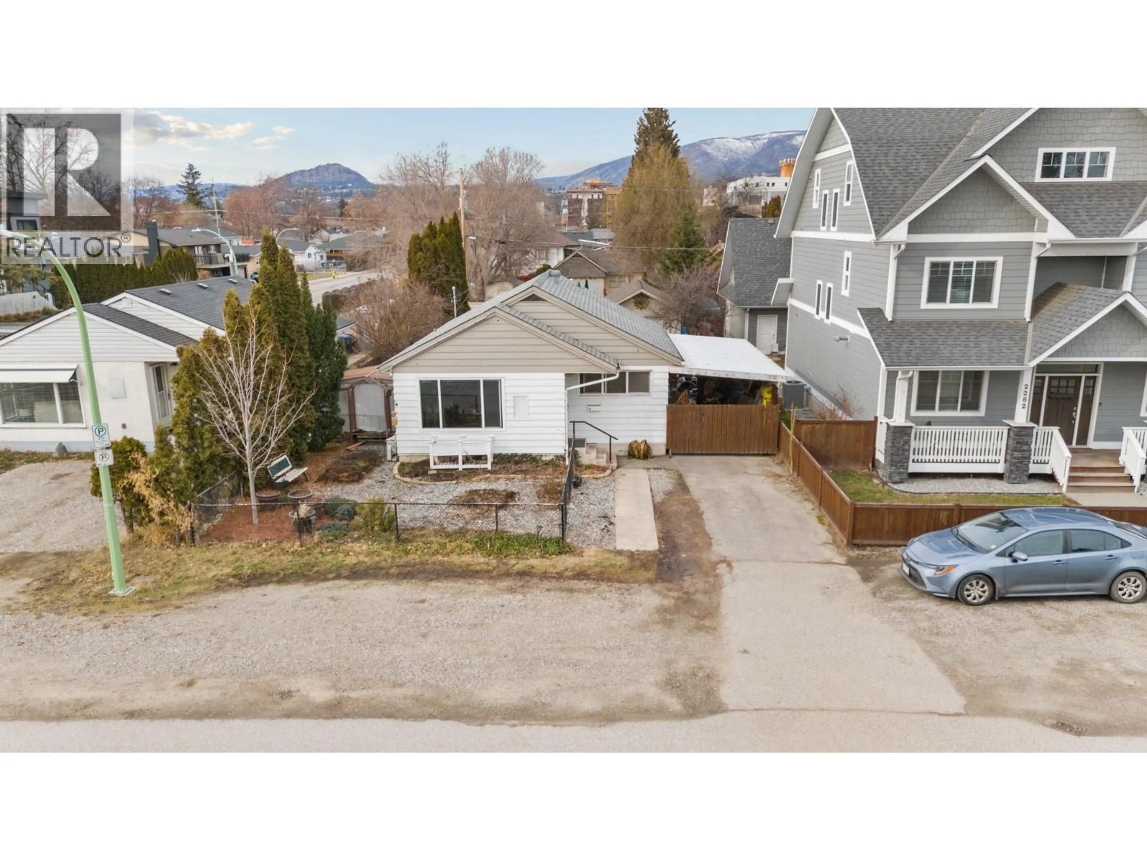 A pic from outside/outdoor area/front of a property/back of a property/a pic from drone, street for 2284 ABERDEEN STREET, Kelowna British Columbia V1Y2T4