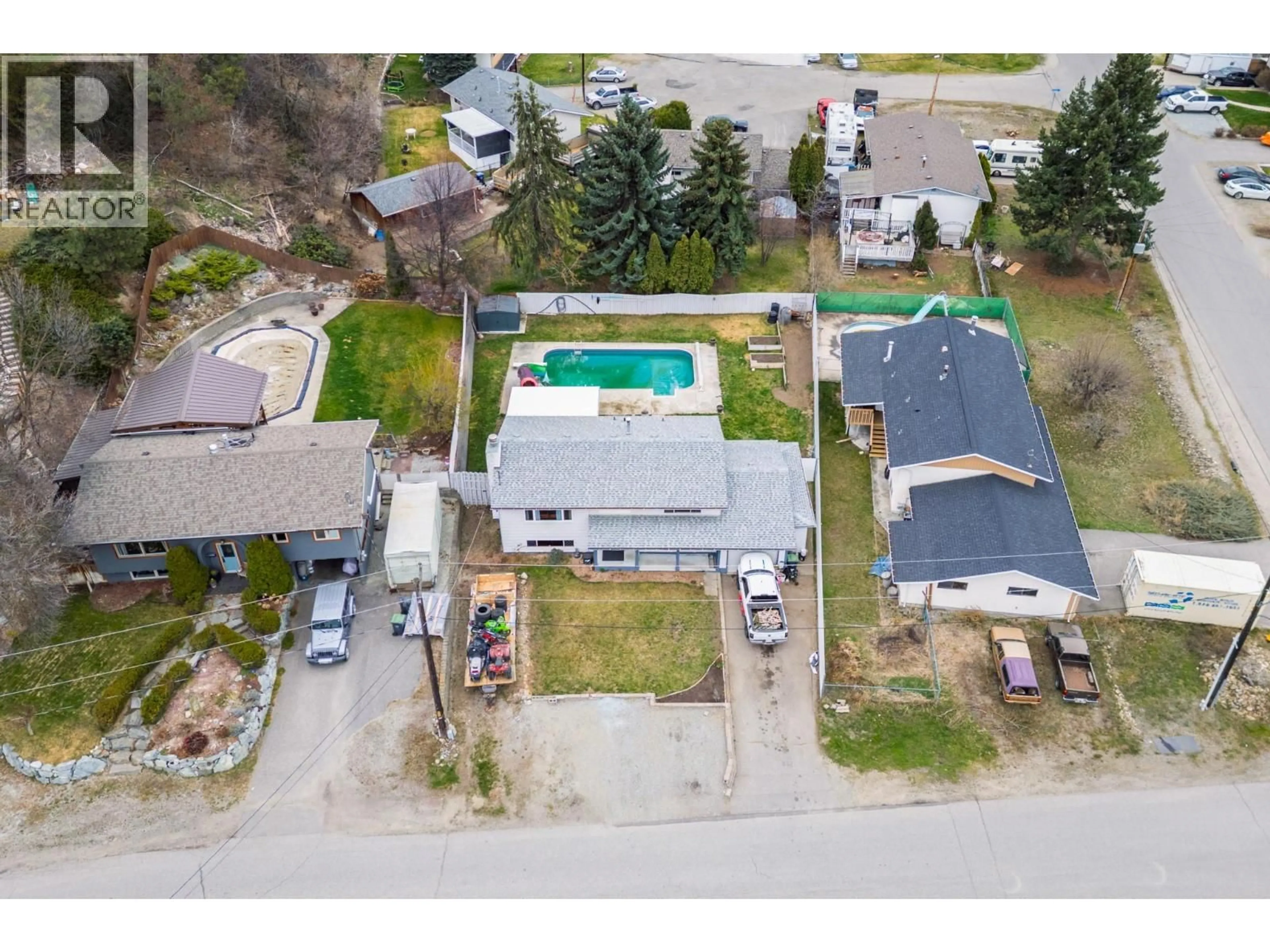 A pic from outside/outdoor area/front of a property/back of a property/a pic from drone, street for 885 CAMELIA ROAD, Kelowna British Columbia V1X3M9