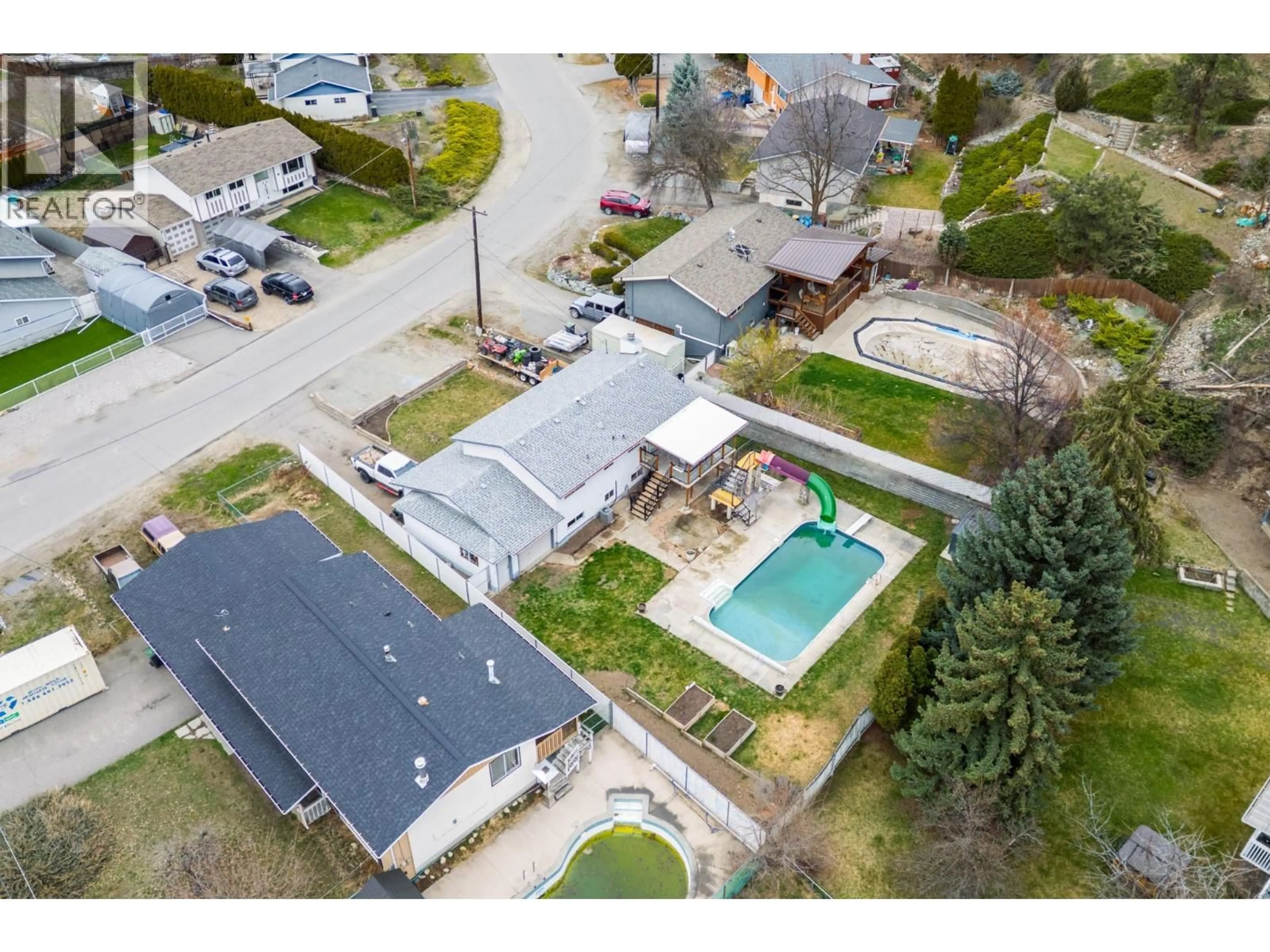 A pic from outside/outdoor area/front of a property/back of a property/a pic from drone, street for 885 CAMELIA ROAD, Kelowna British Columbia V1X3M9