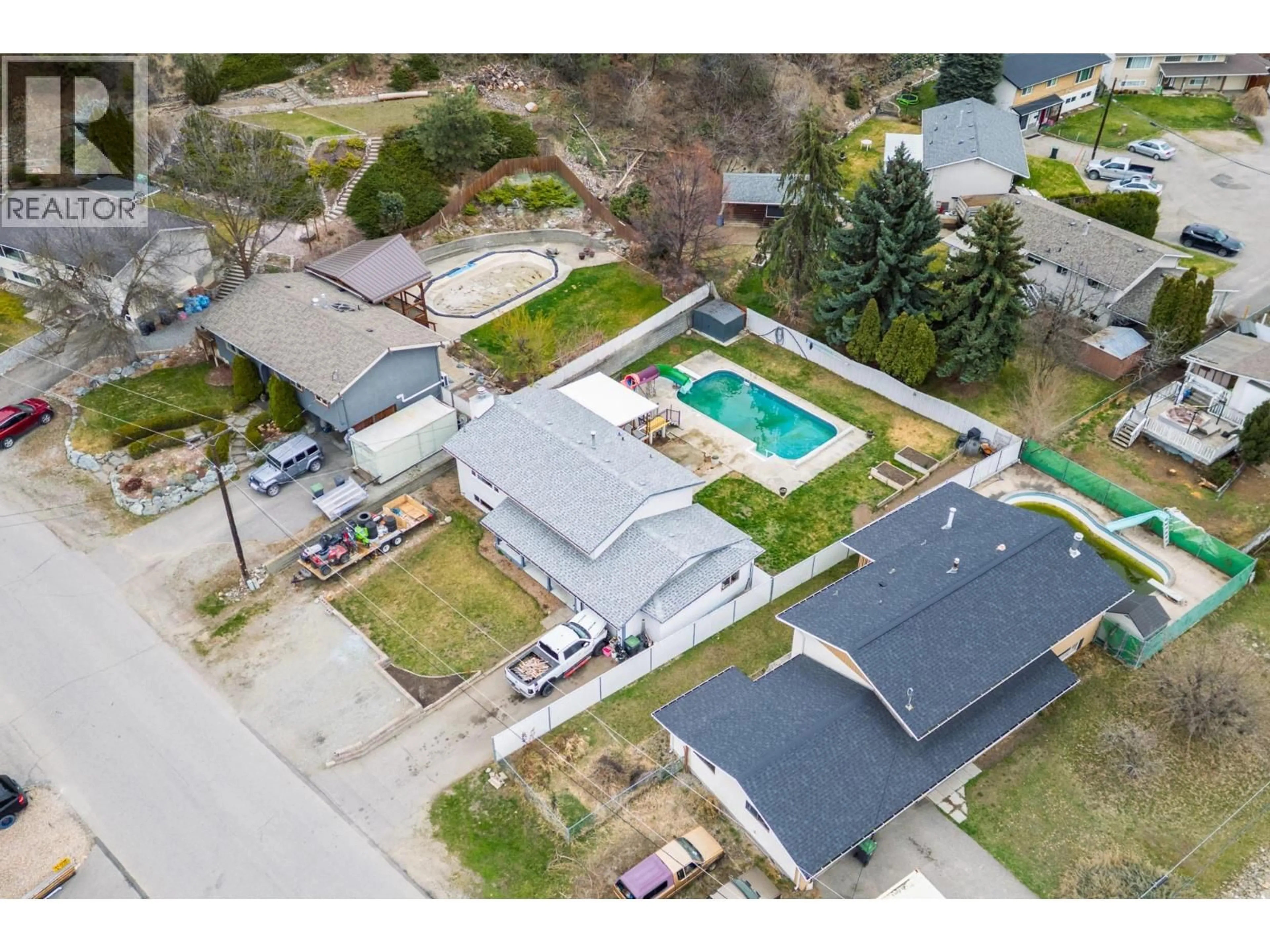 A pic from outside/outdoor area/front of a property/back of a property/a pic from drone, street for 885 CAMELIA ROAD, Kelowna British Columbia V1X3M9