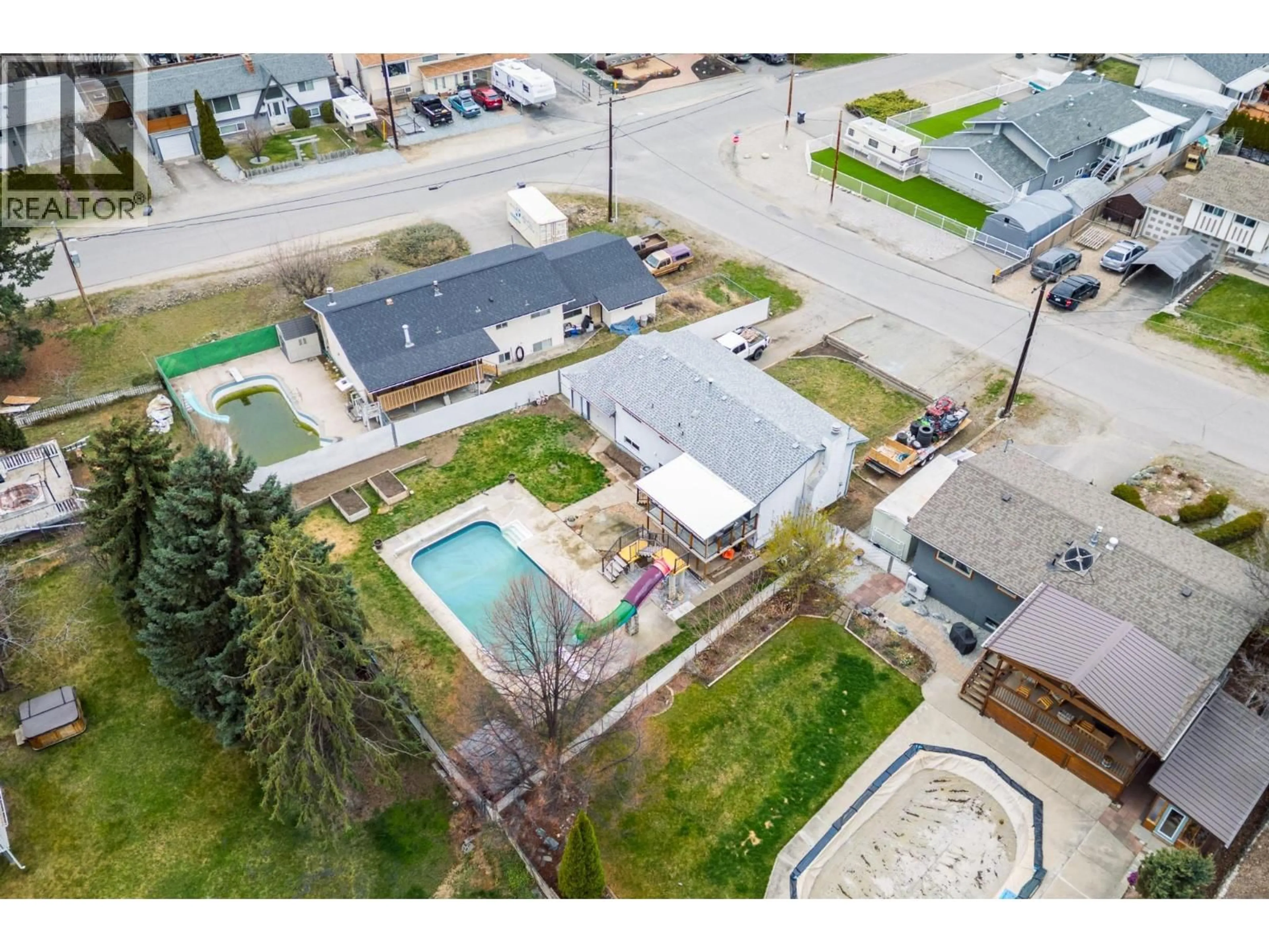A pic from outside/outdoor area/front of a property/back of a property/a pic from drone, street for 885 CAMELIA ROAD, Kelowna British Columbia V1X3M9