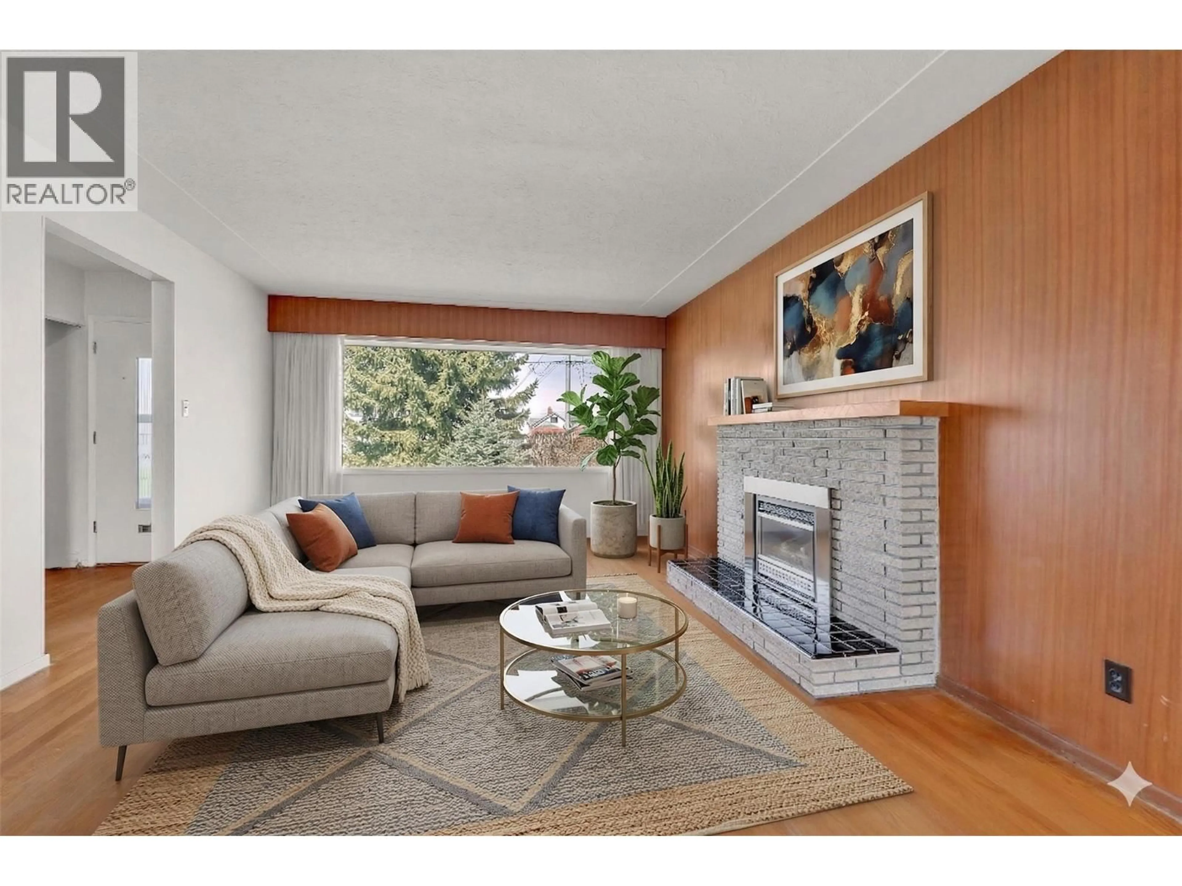 Living room with furniture, unknown for 250 BENNETT AVENUE, Penticton British Columbia V2A2P5