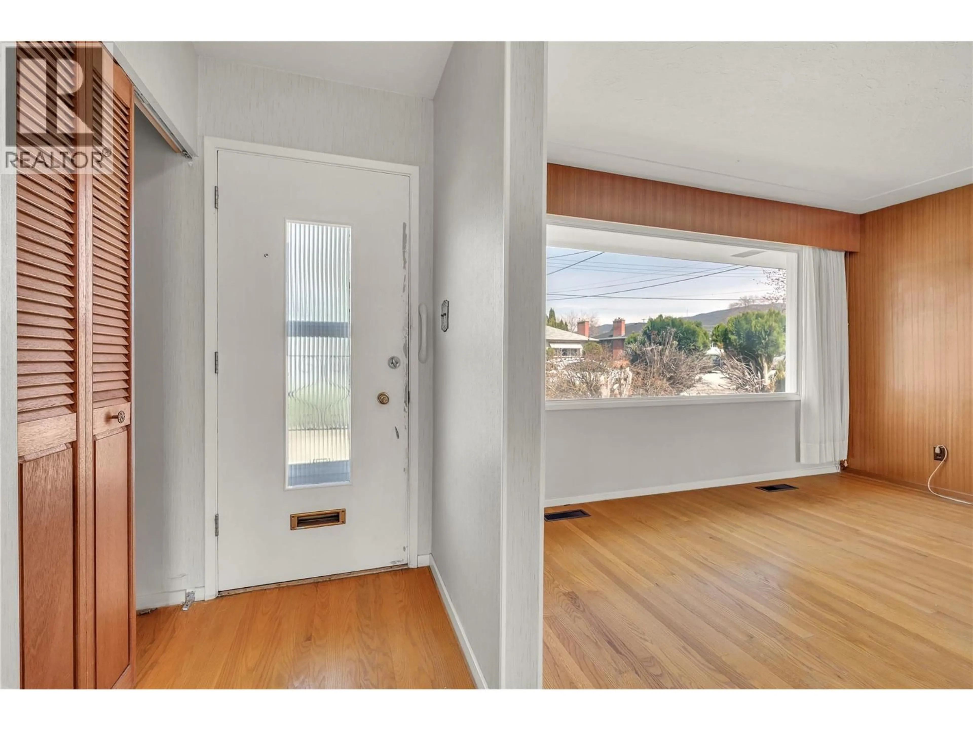 Indoor entryway for 250 BENNETT AVENUE, Penticton British Columbia V2A2P5