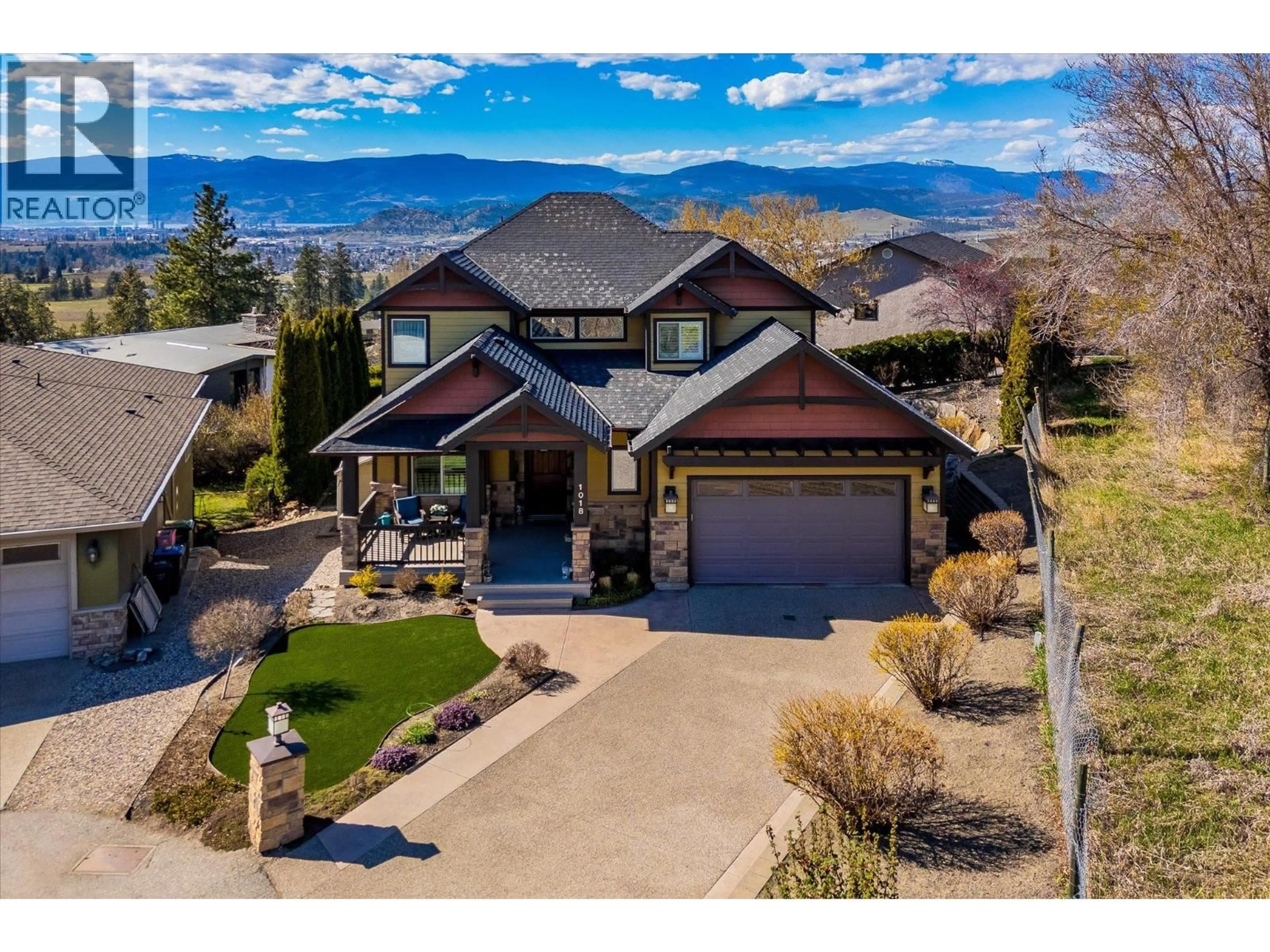 A pic from outside/outdoor area/front of a property/back of a property/a pic from drone, mountain view for 1018 HUME AVENUE, Kelowna British Columbia V1P1P2
