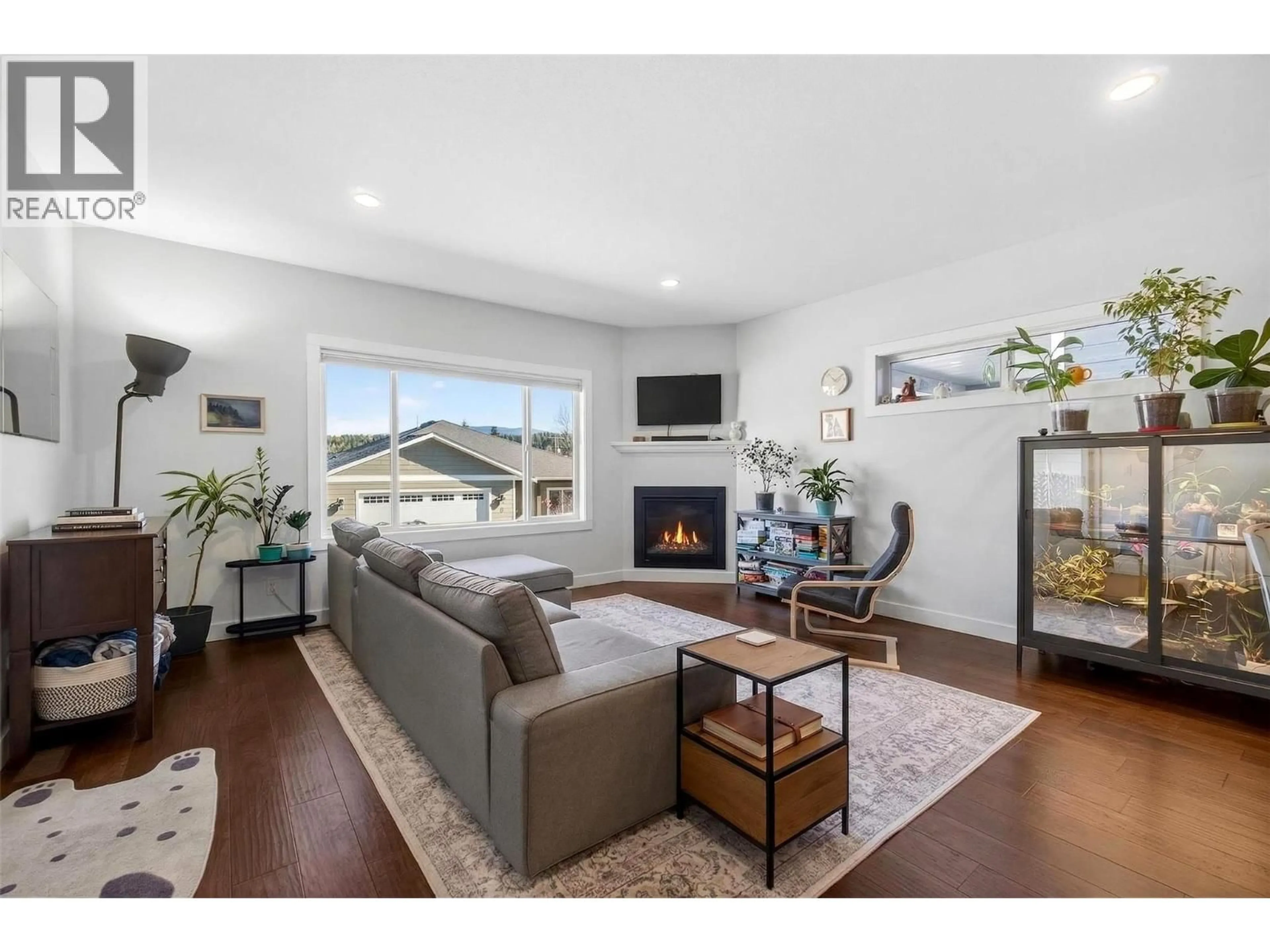 Living room with furniture, wood/laminate floor for 3 - 1341 30 STREET NORTHEAST, Salmon Arm British Columbia V1E0A7