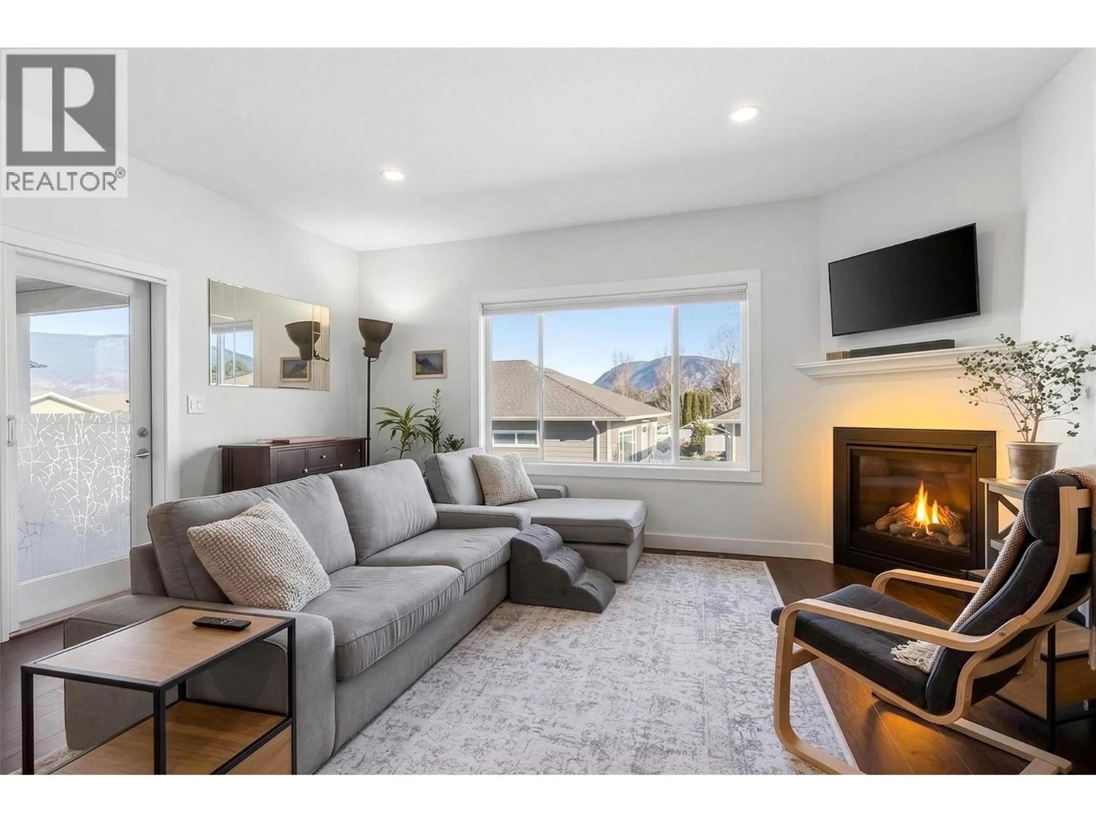 Living room with furniture, unknown for 3 - 1341 30 STREET NORTHEAST, Salmon Arm British Columbia V1E0A7