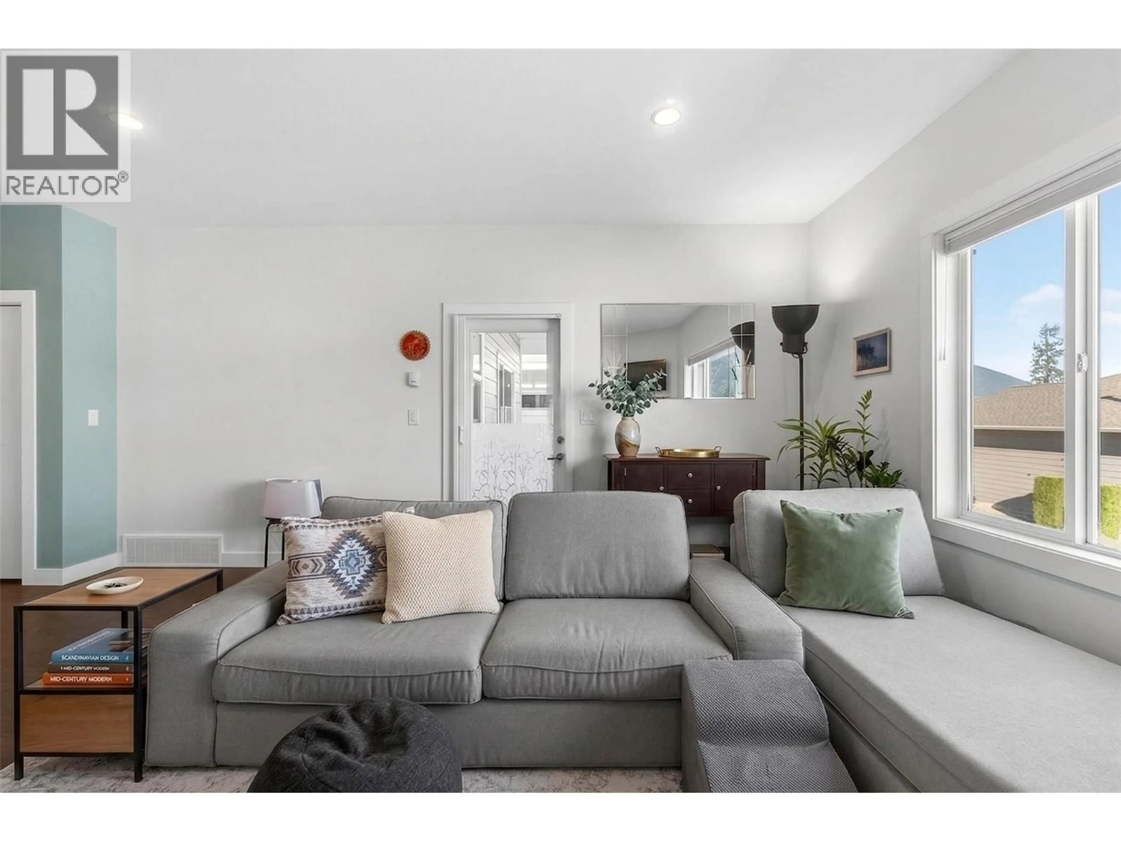 Living room with furniture, unknown for 3 - 1341 30 STREET NORTHEAST, Salmon Arm British Columbia V1E0A7