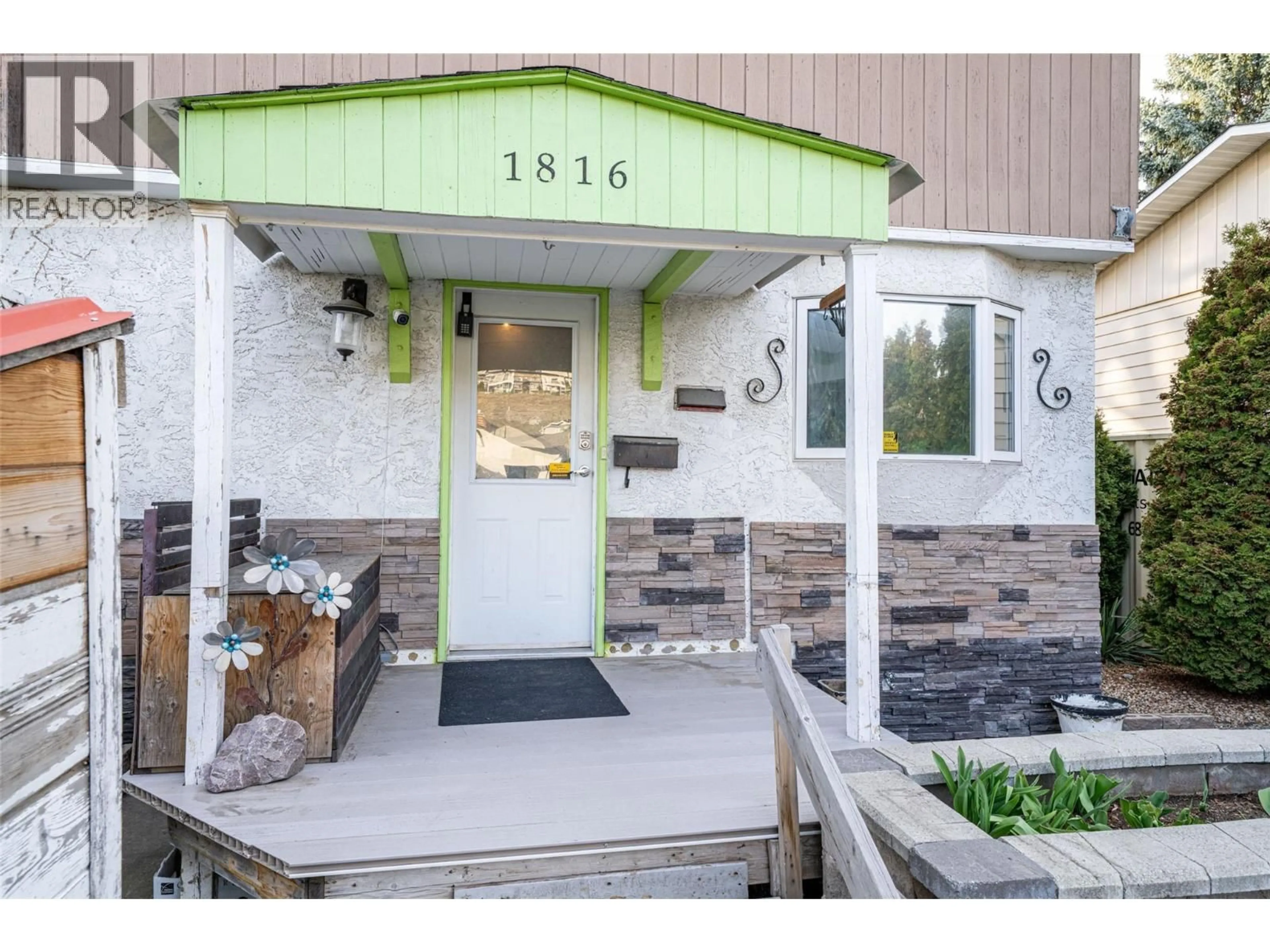Indoor entryway for 1816 43 STREET, Vernon British Columbia V1T6W8