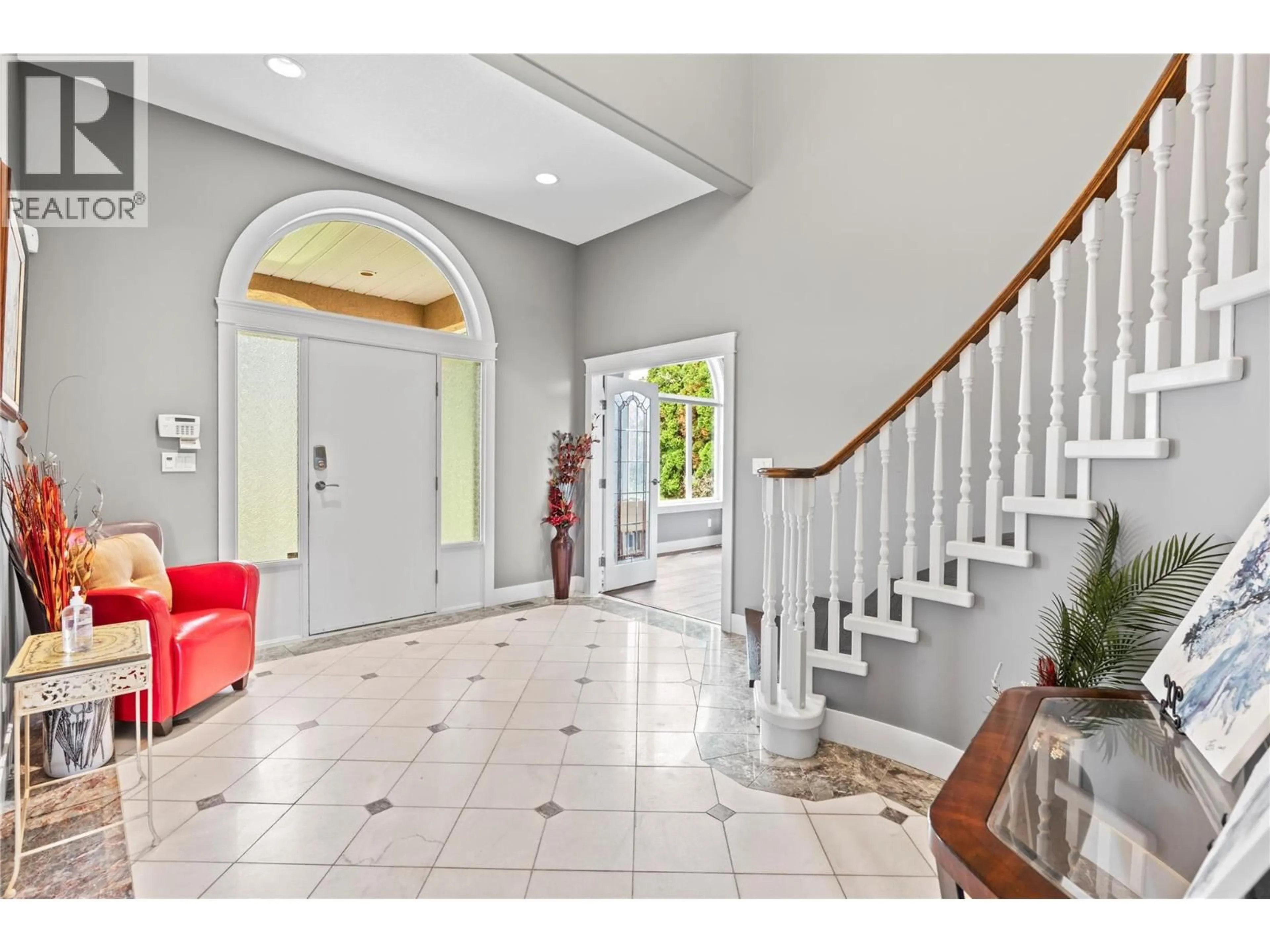 Indoor foyer for 4400 CRYSTAL DRIVE, Vernon British Columbia V1T8V5