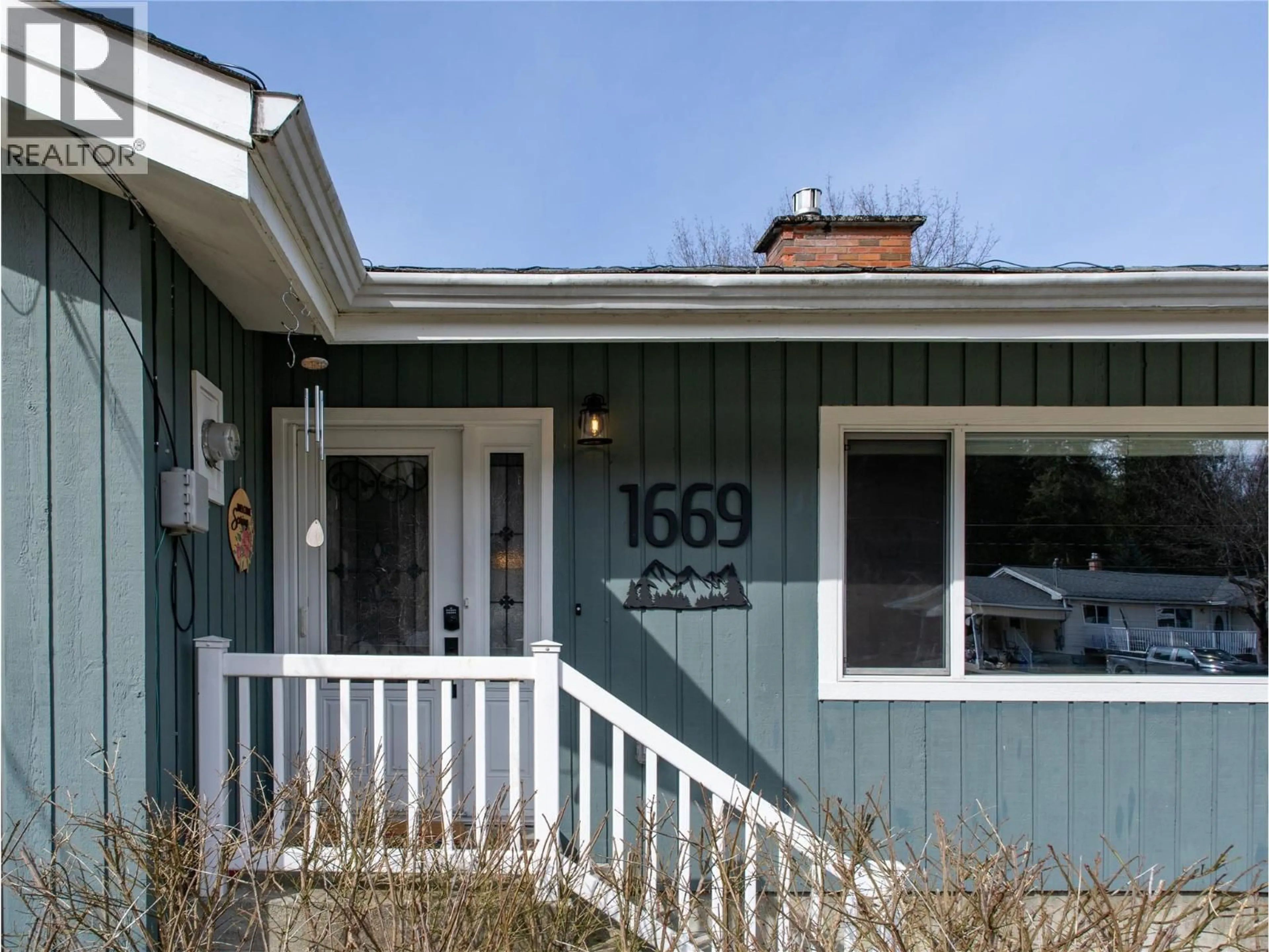 Home with vinyl exterior material, street for 1669 HIOB ROAD, Revelstoke British Columbia V0e2s0