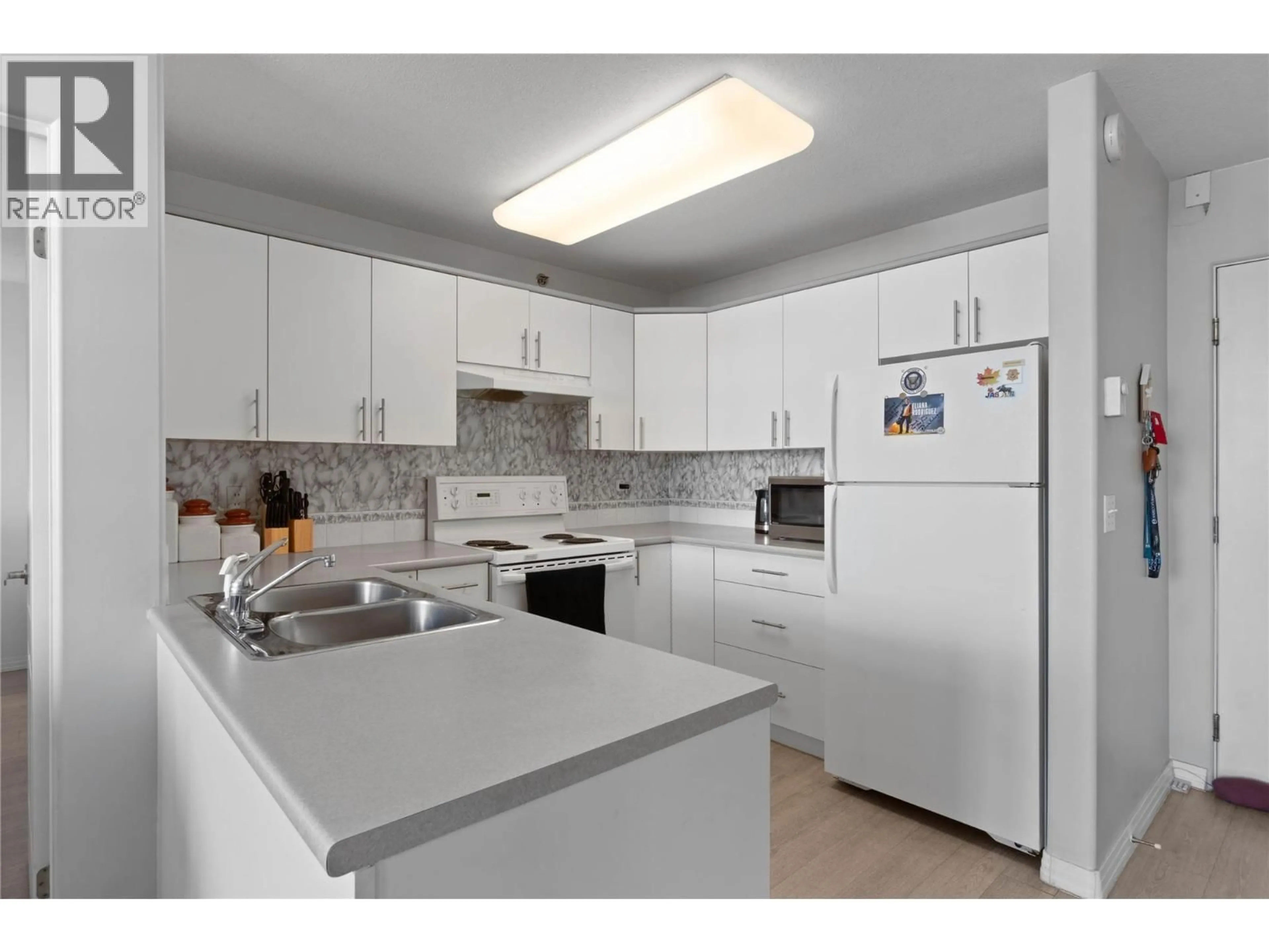 Standard kitchen, unknown for 417 - 554 SEYMOUR STREET, Kamloops British Columbia V2C2E5