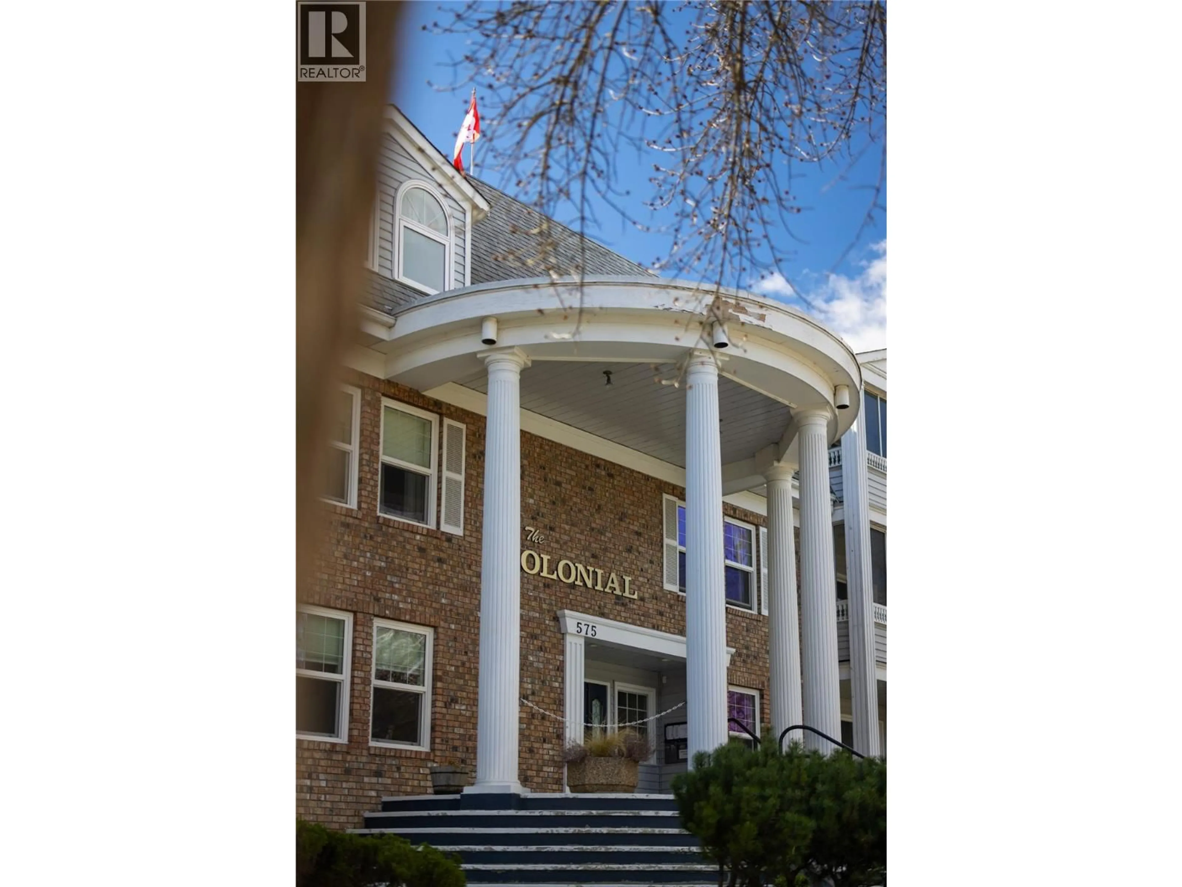 Indoor foyer for 305 - 575 SUTHERLAND AVENUE, Kelowna British Columbia V1Y8Y1