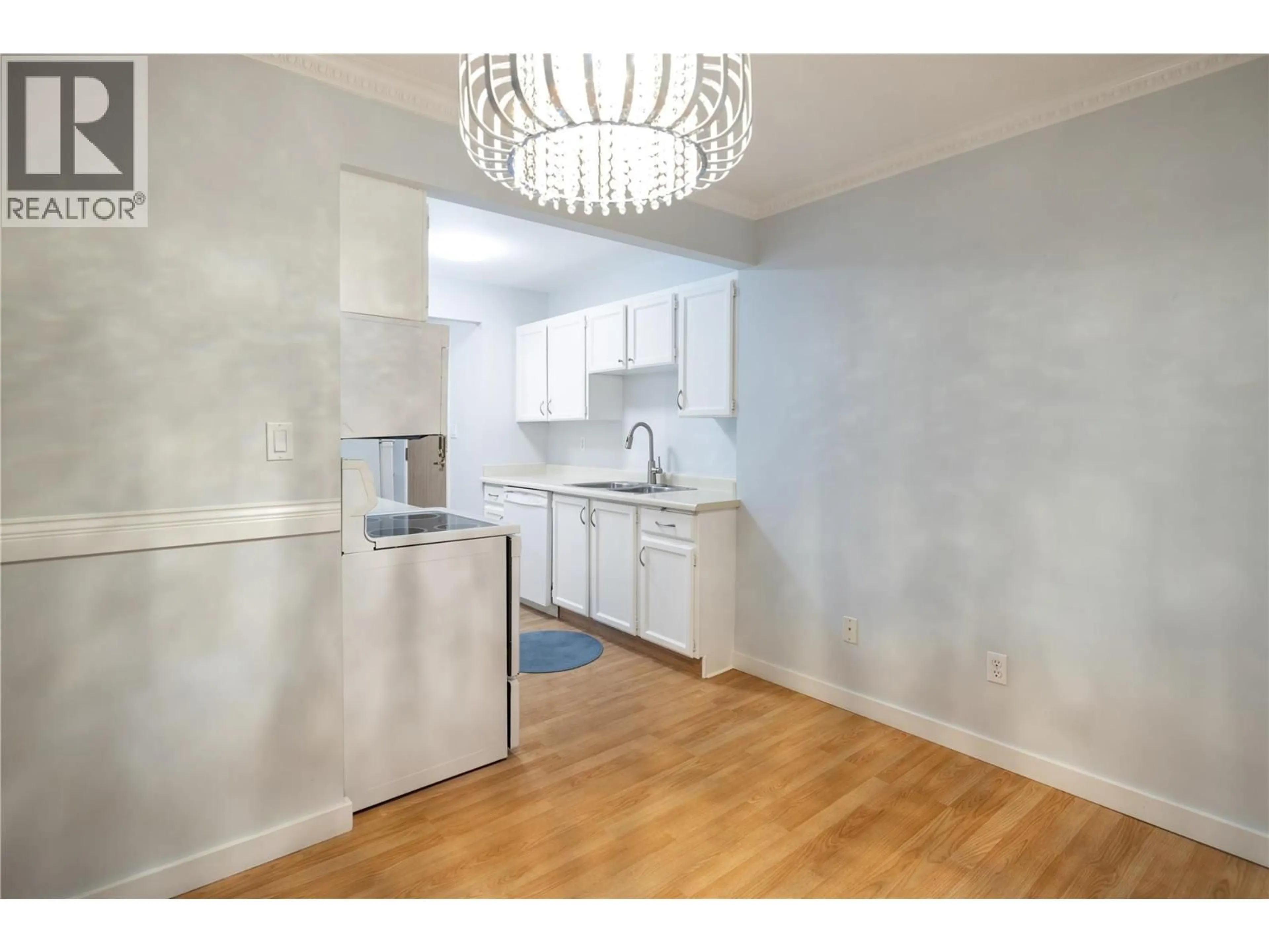 Standard kitchen, wood/laminate floor for 305 - 575 SUTHERLAND AVENUE, Kelowna British Columbia V1Y8Y1