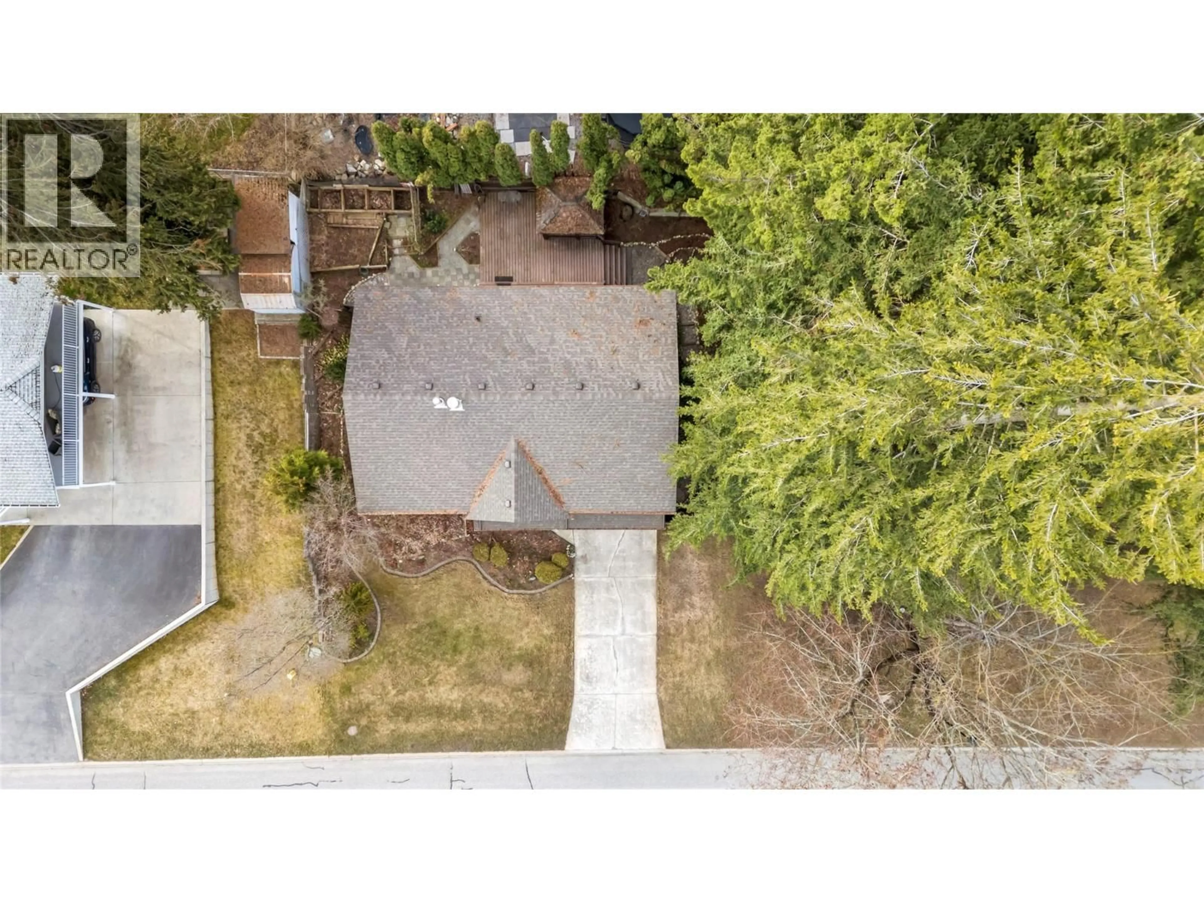 A pic from outside/outdoor area/front of a property/back of a property/a pic from drone, street for 2510 5 AVENUE NORTHEAST, Salmon Arm British Columbia V1E2K3