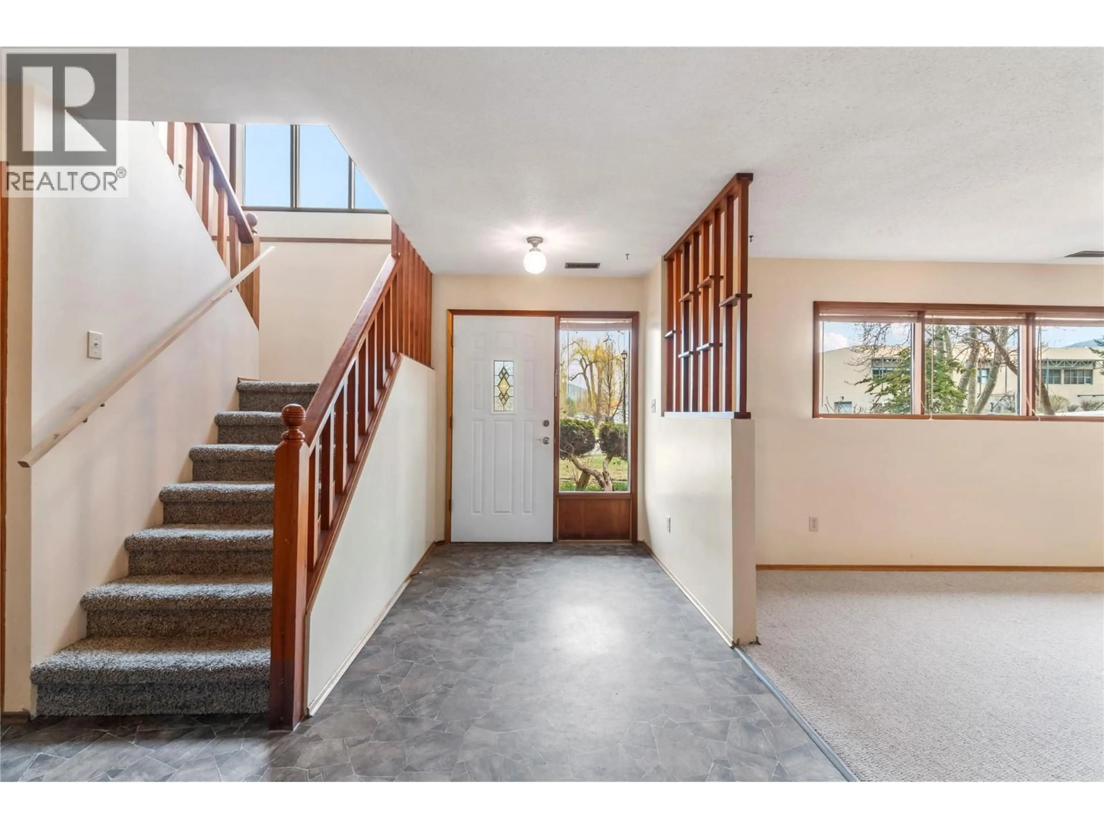 Indoor foyer for 2510 5 AVENUE NORTHEAST, Salmon Arm British Columbia V1E2K3