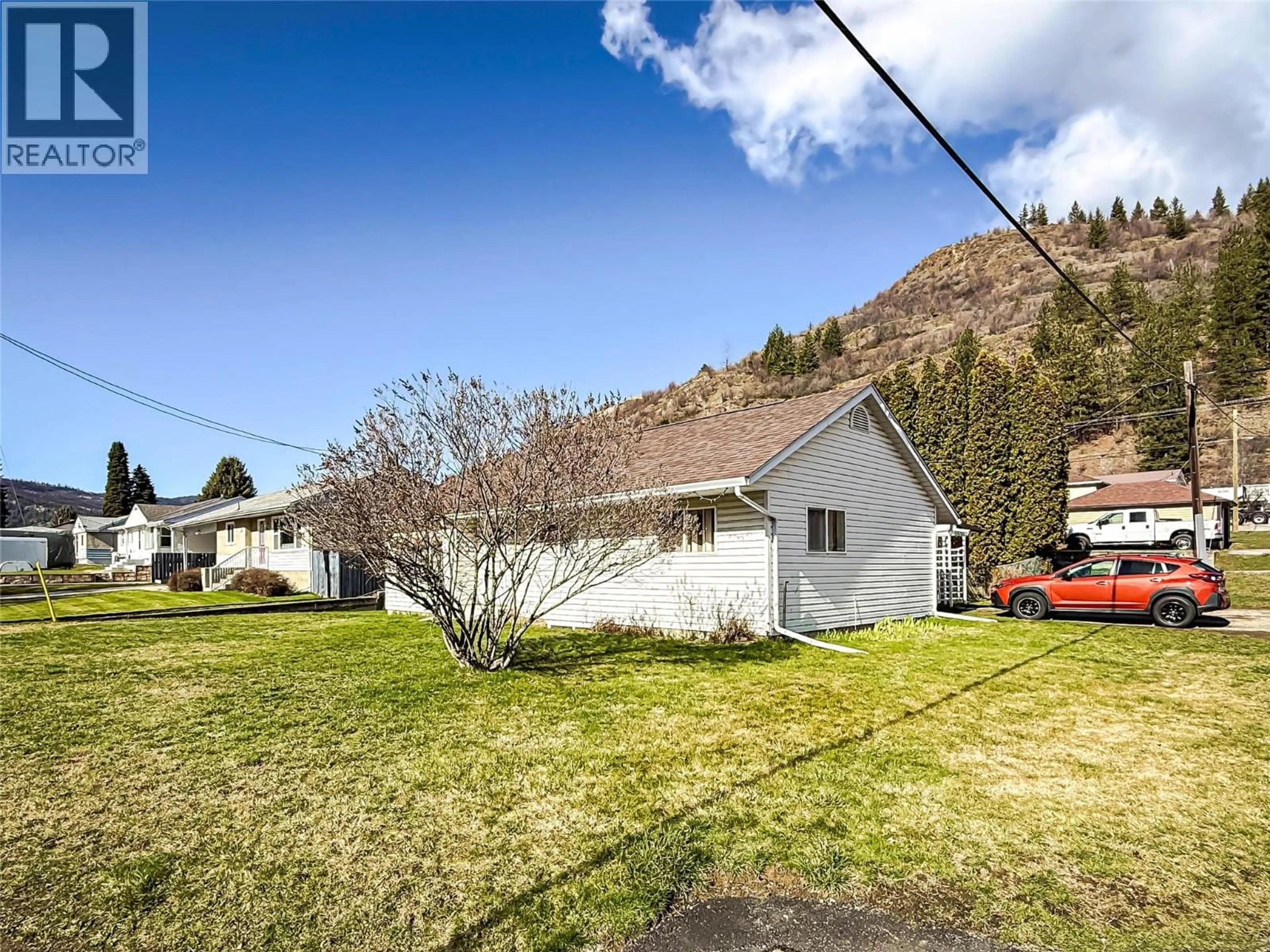 A pic from outside/outdoor area/front of a property/back of a property/a pic from drone, mountain view for 390 9TH AVENUE, Montrose British Columbia V0G1P0
