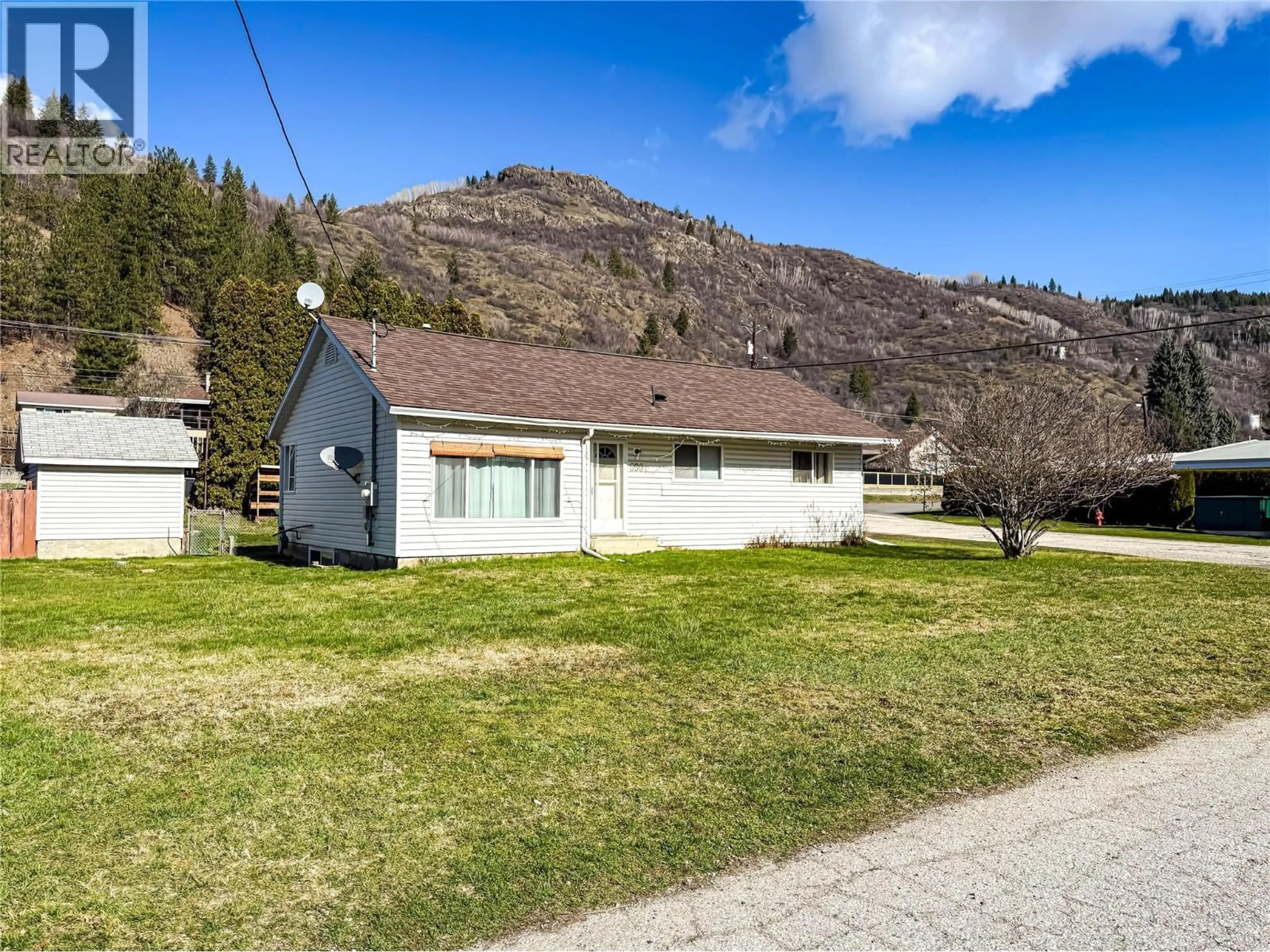 A pic from outside/outdoor area/front of a property/back of a property/a pic from drone, unknown for 390 9TH AVENUE, Montrose British Columbia V0G1P0