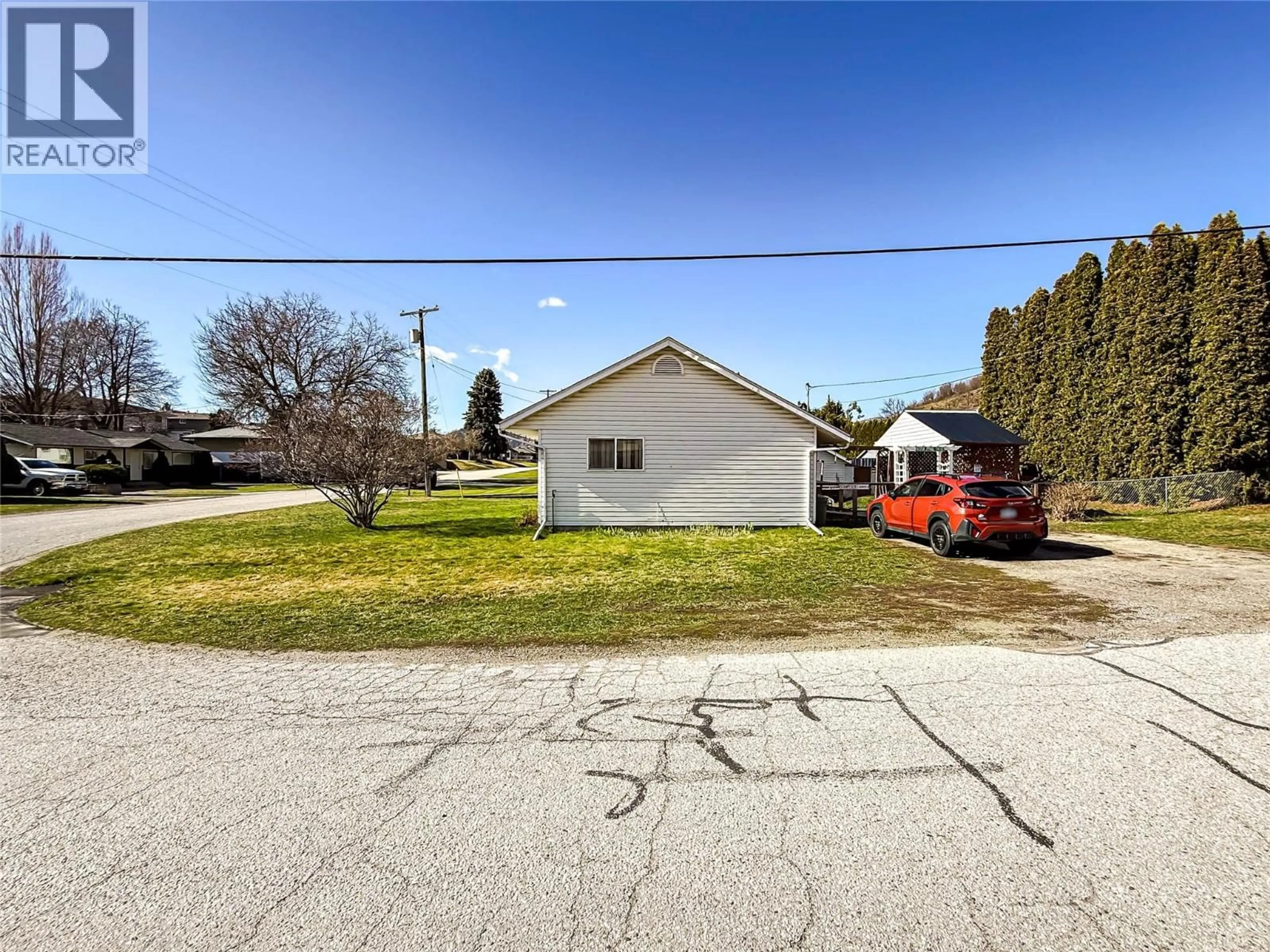 A pic from outside/outdoor area/front of a property/back of a property/a pic from drone, street for 390 9TH AVENUE, Montrose British Columbia V0G1P0