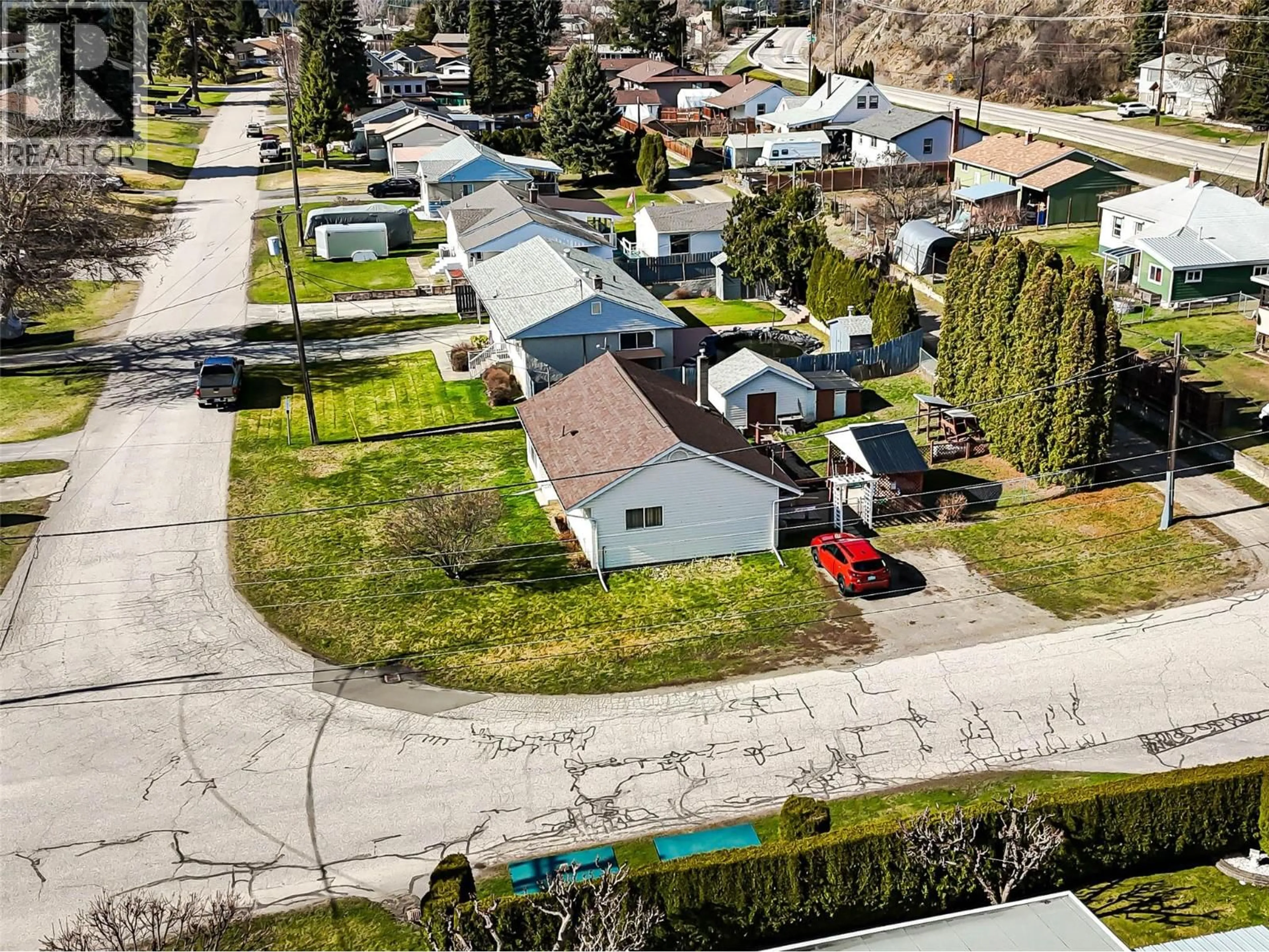 A pic from outside/outdoor area/front of a property/back of a property/a pic from drone, street for 390 9TH AVENUE, Montrose British Columbia V0G1P0