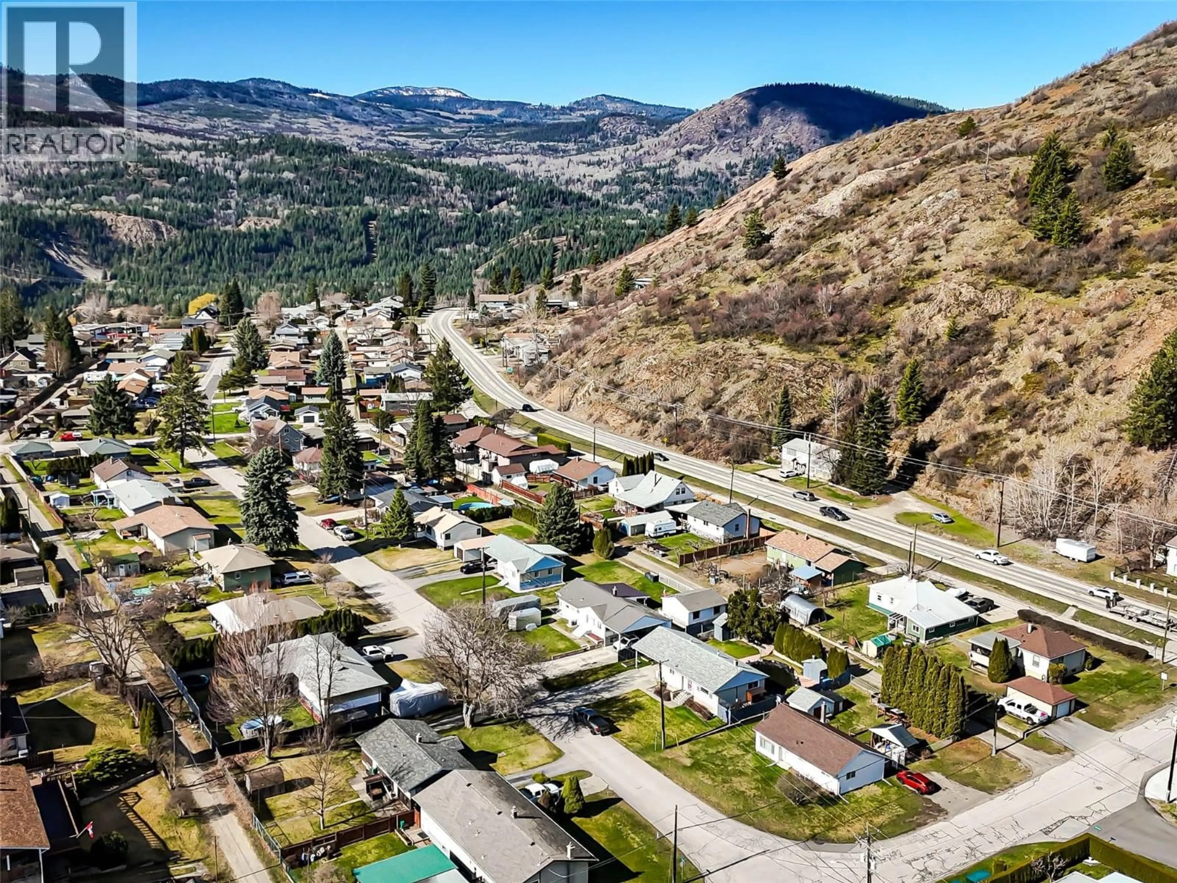 A pic from outside/outdoor area/front of a property/back of a property/a pic from drone, mountain view for 390 9TH AVENUE, Montrose British Columbia V0G1P0