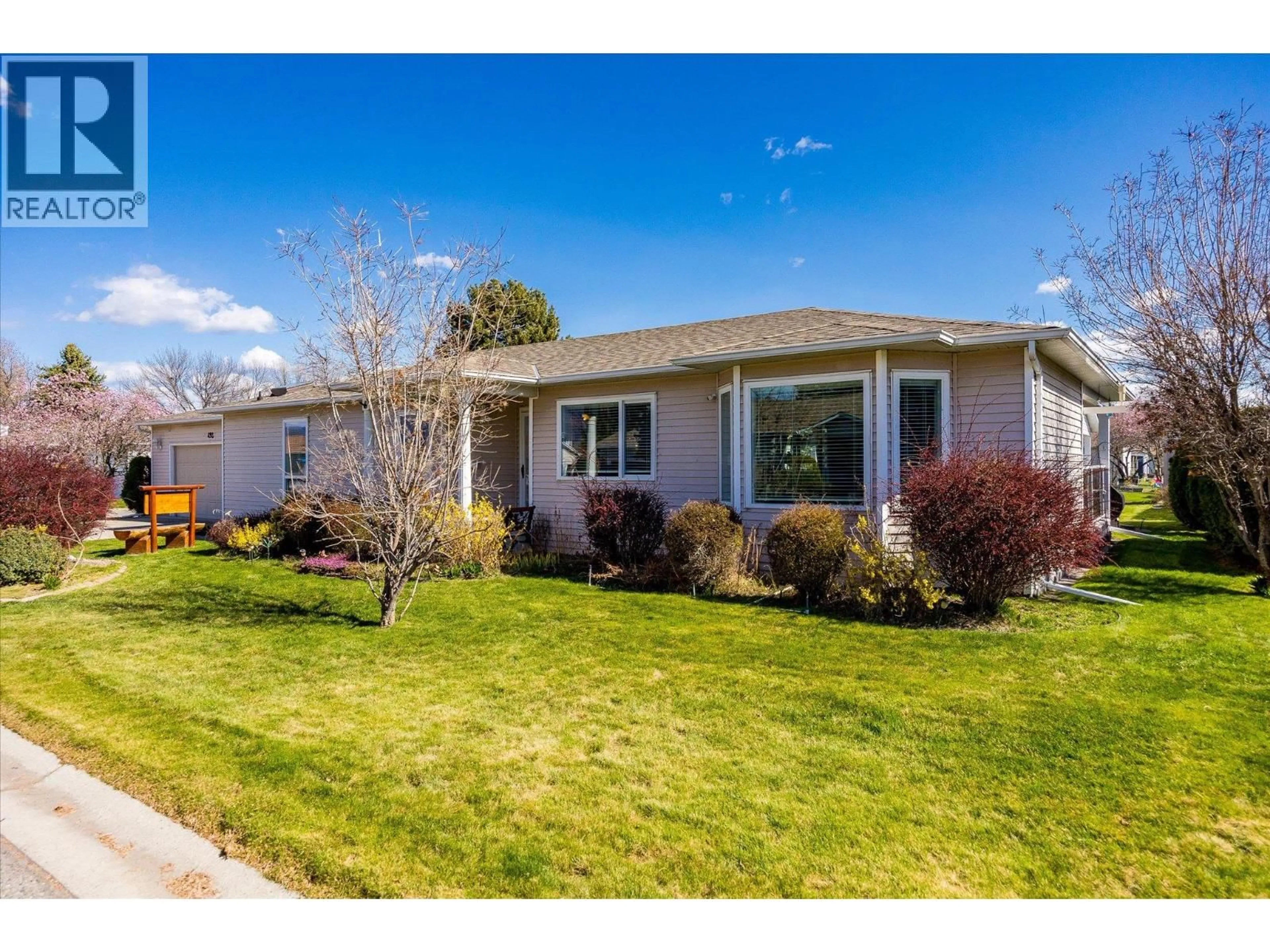 Home with vinyl exterior material, street for 493 - 1255 RAYMER AVENUE, Kelowna British Columbia V1W3S3