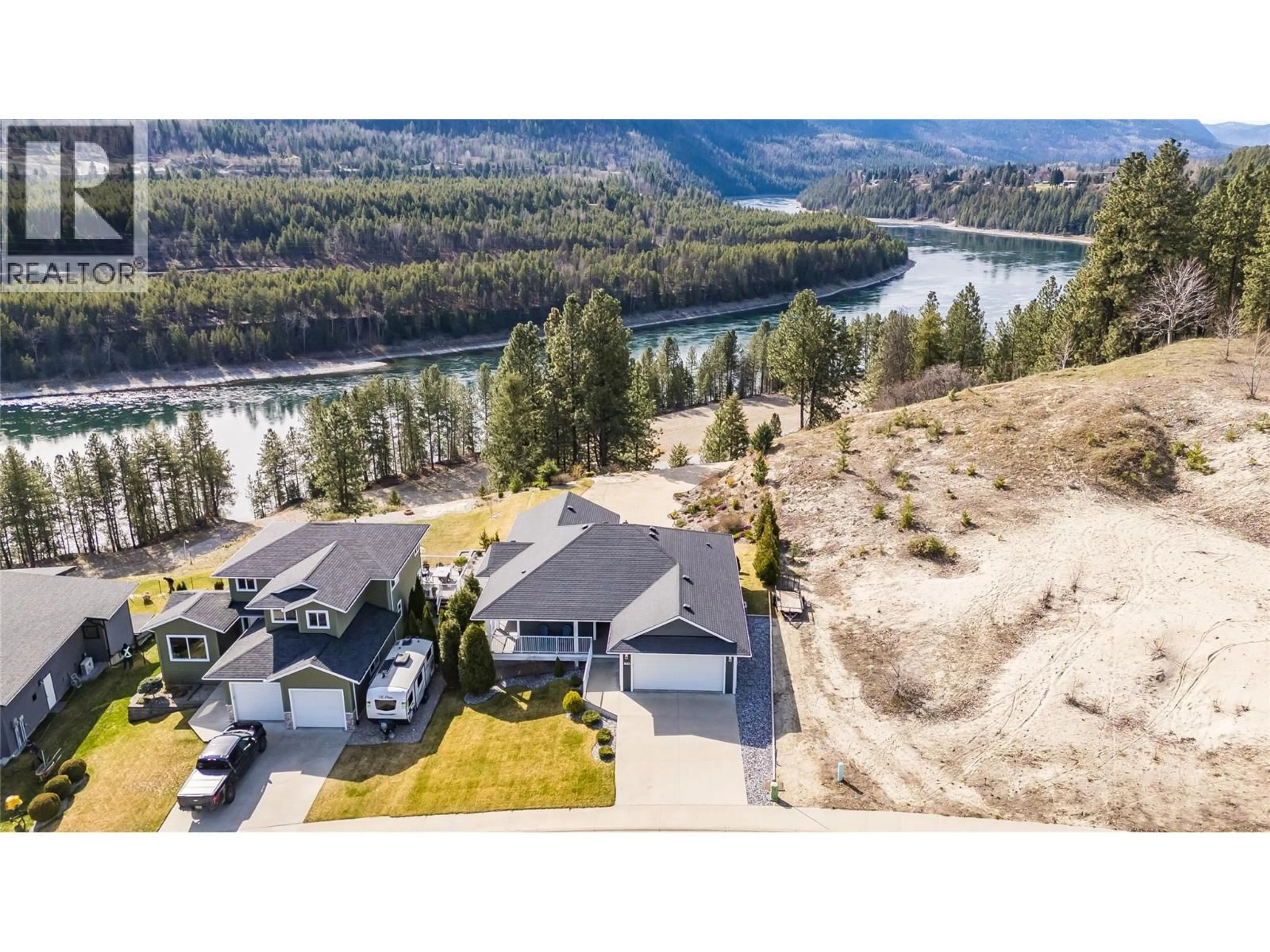 A pic from outside/outdoor area/front of a property/back of a property/a pic from drone, water/lake/river/ocean view for 3835 5TH AVENUE, Castlegar British Columbia V1N4Y5