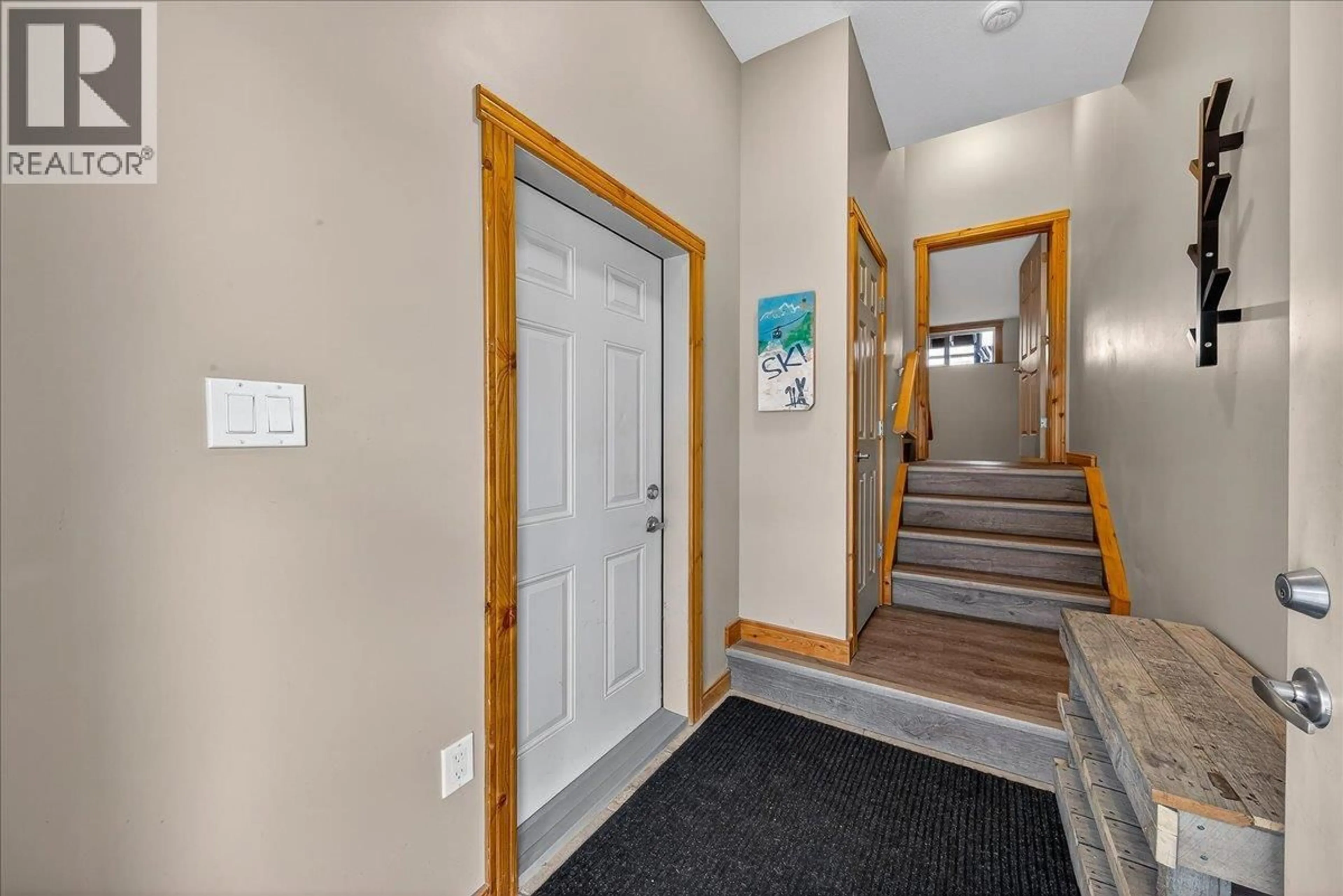 Indoor foyer for 803 10TH AVENUE, Invermere British Columbia V0A1K0
