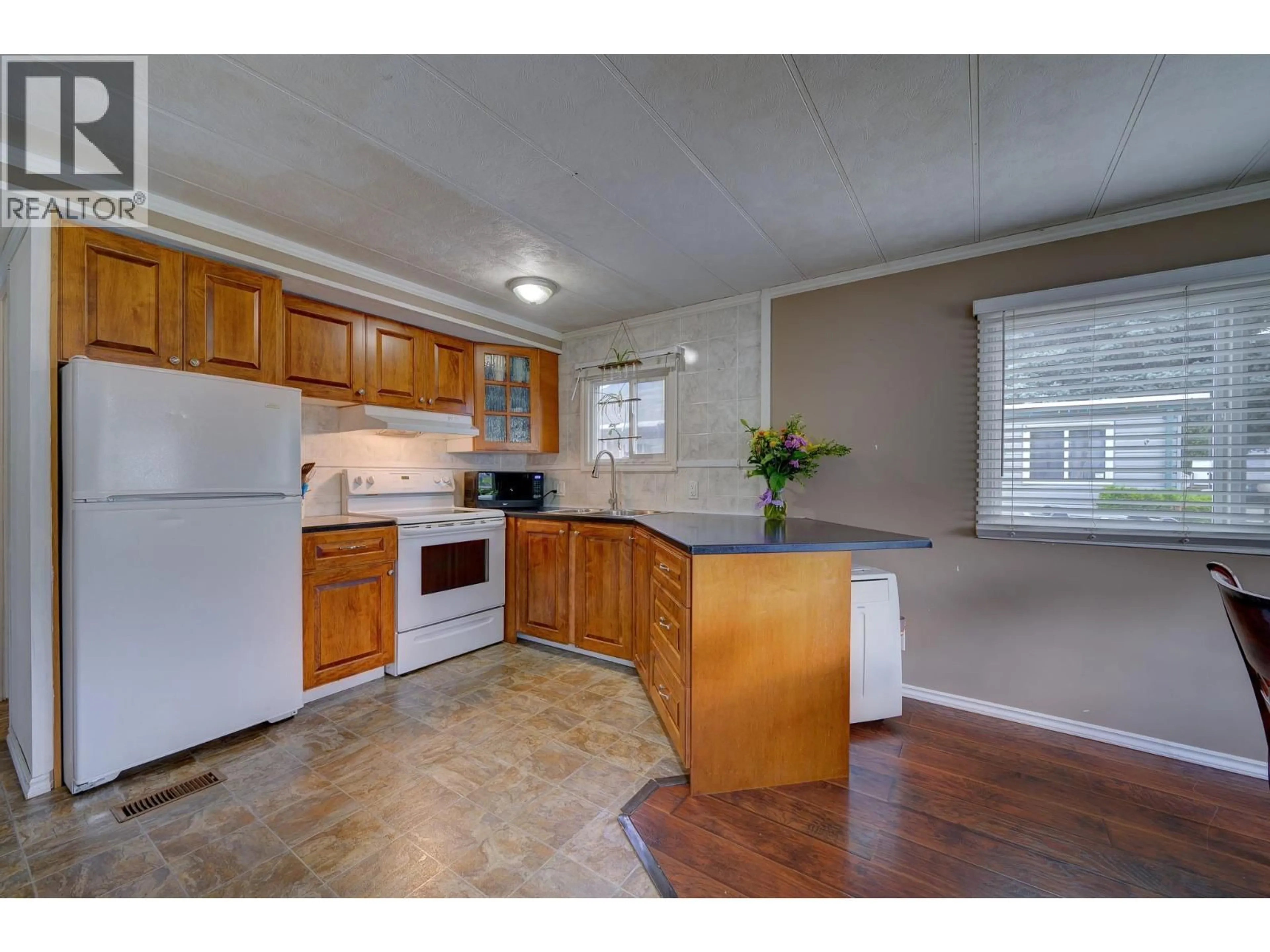 Standard kitchen, unknown for 112 - 2400 OAKDALE WAY, Kamloops British Columbia V2B6W7