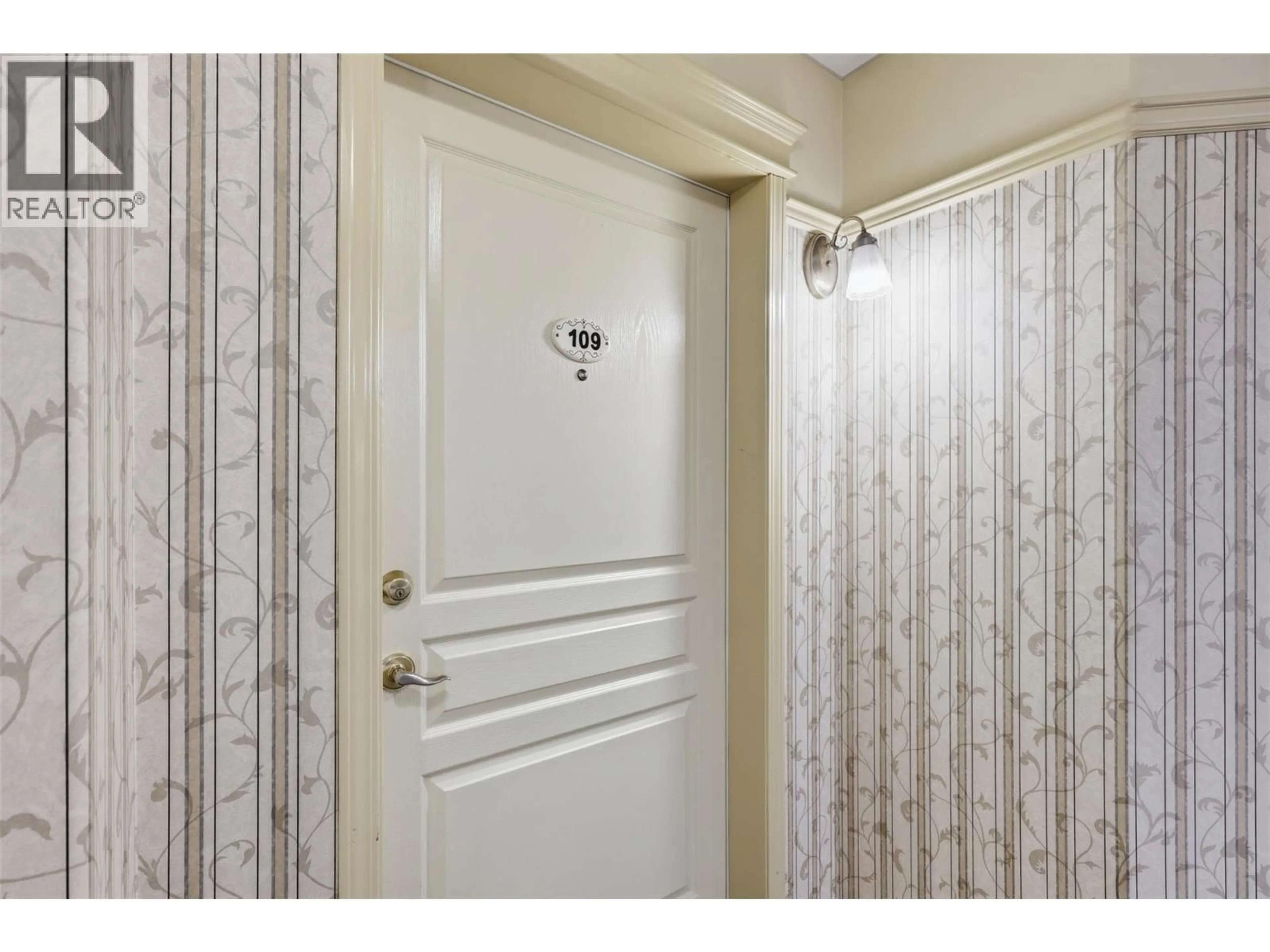 Indoor entryway for 109 - 510 LORNE STREET, Kamloops British Columbia V2C1W3