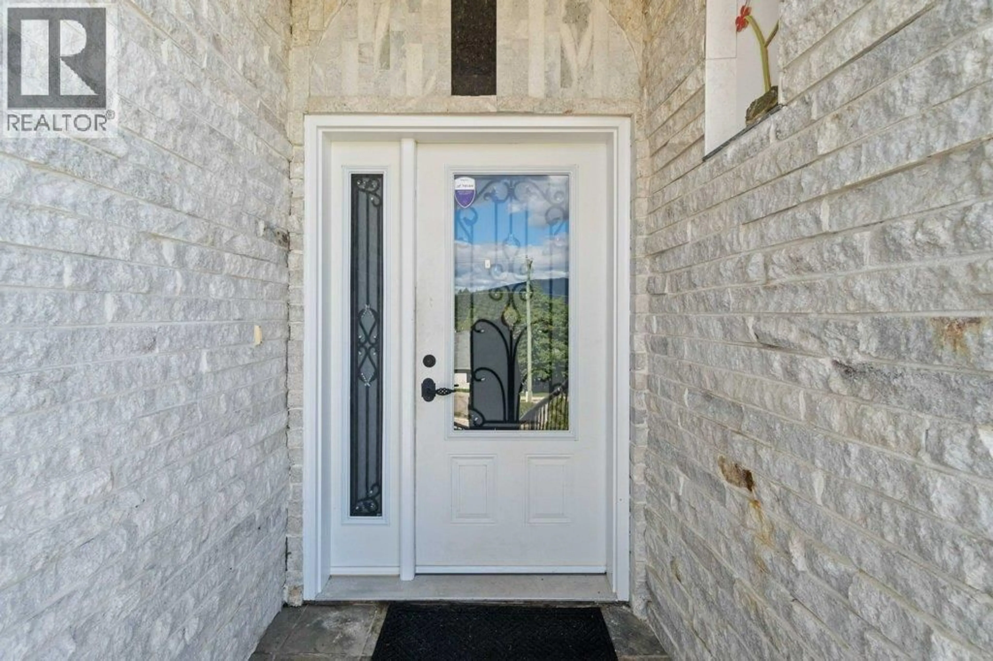 Indoor entryway for 2860 15 AVENUE NORTHEAST, Salmon Arm British Columbia V1E2B6